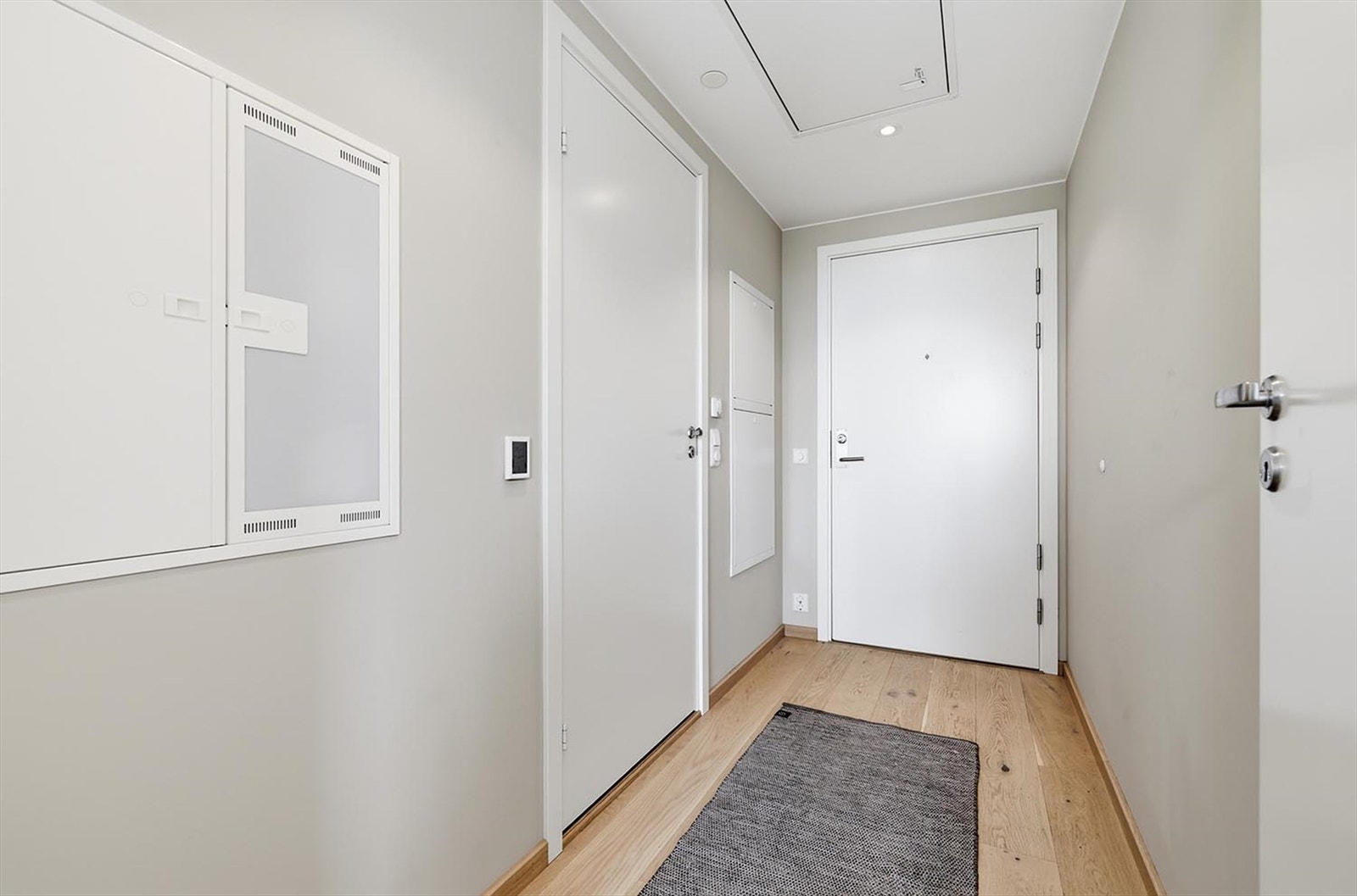 Lys gang med god plass til å henge fra seg yttertøy. Galleribilde