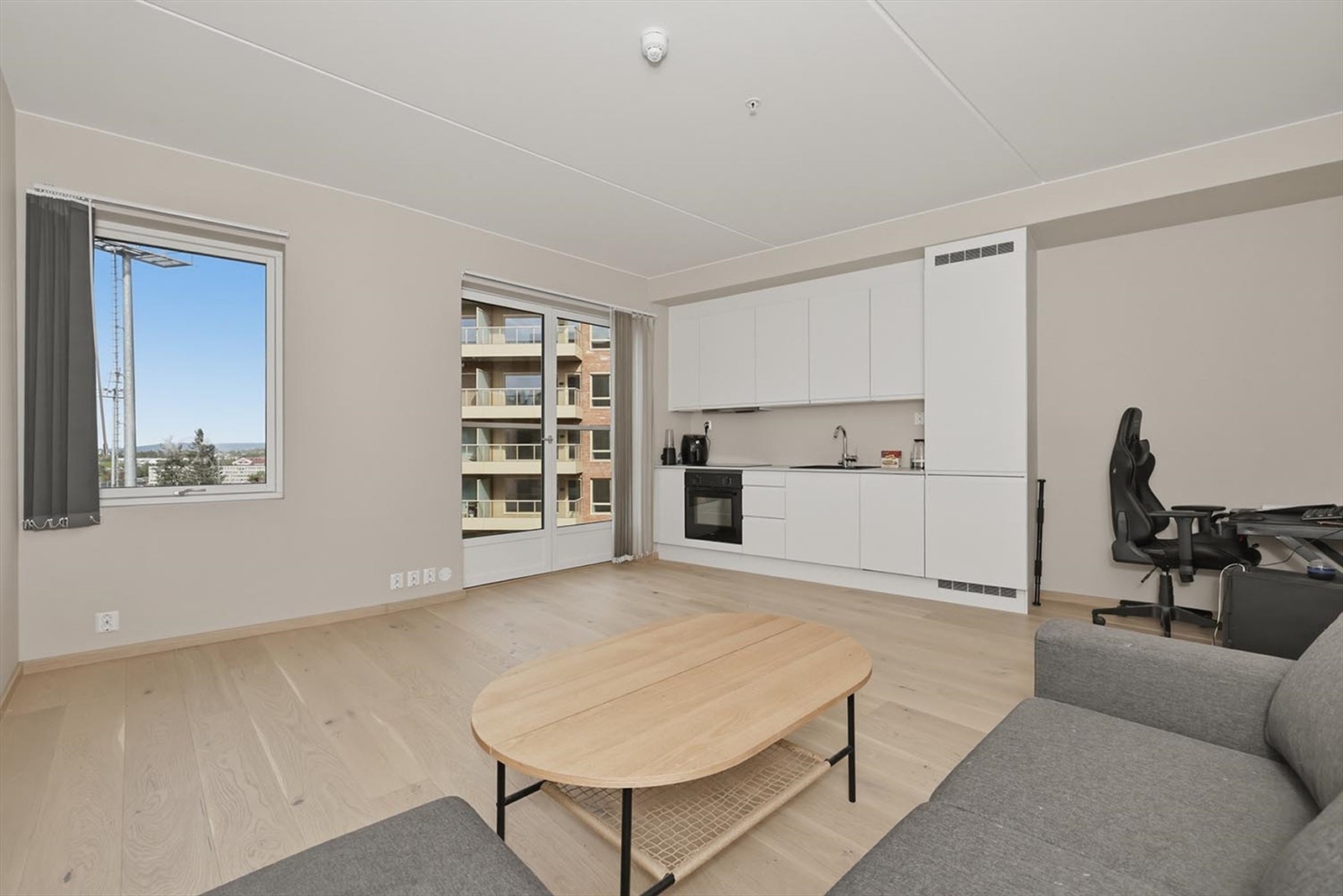 Rommet har store vindusflater som gir rikelig med naturlig lys. Galleribilde