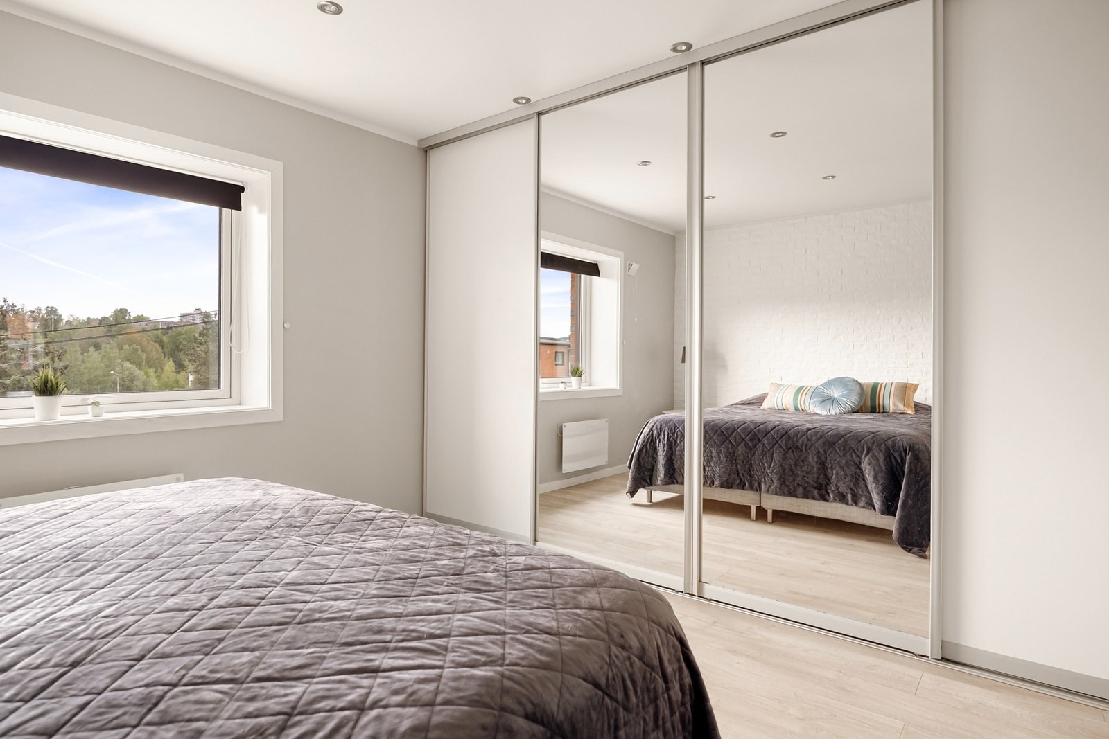 Rikelig med oppbevaringsplass i stor garderobe. Galleribilde