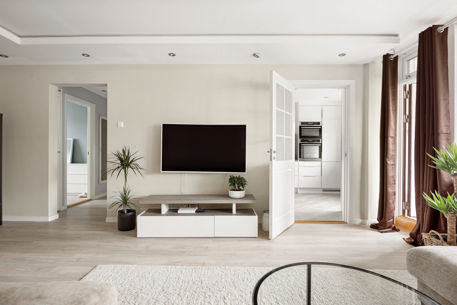 Overflatene er lysmalte og på gulvet er det slitesterk laminat. Galleribilde