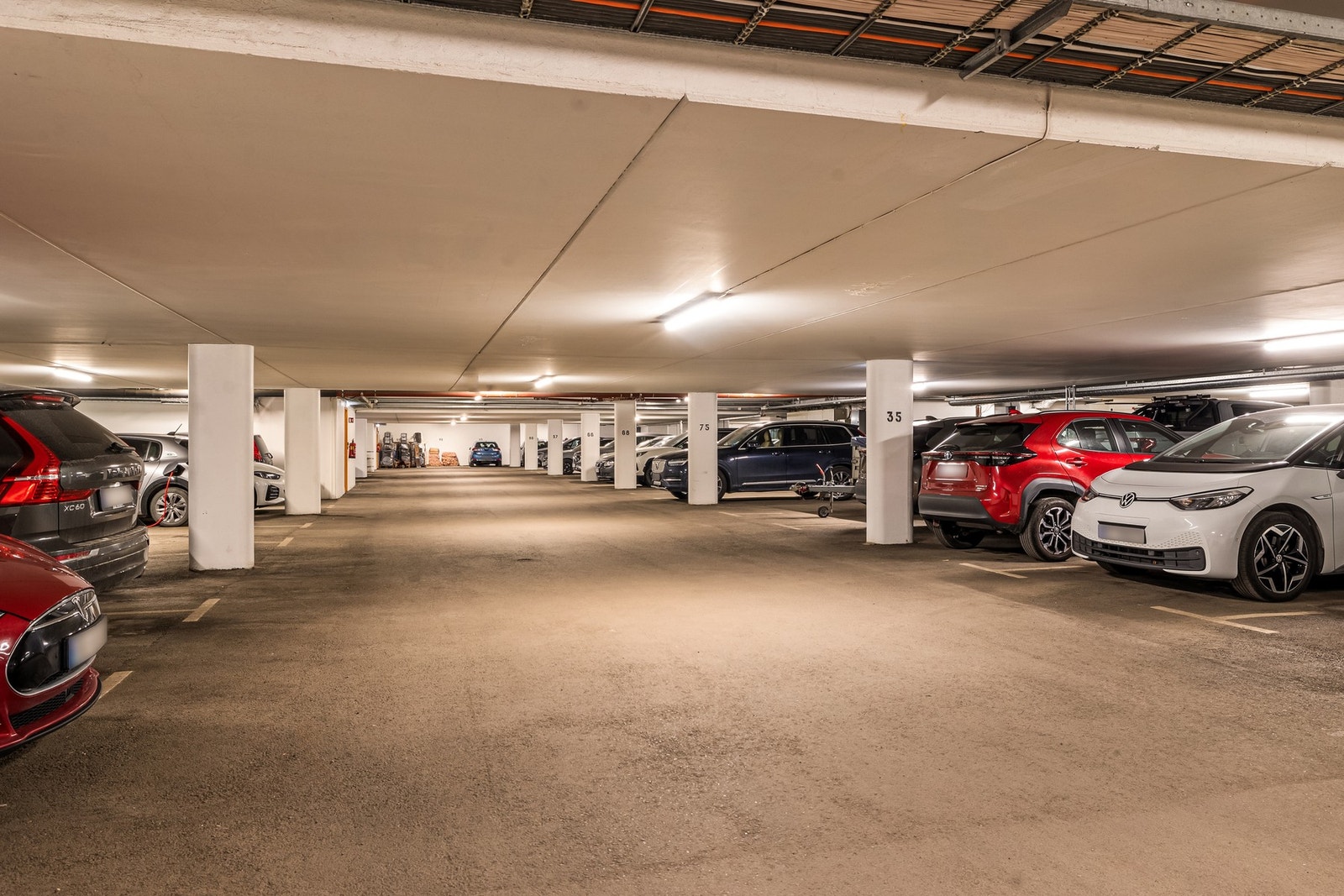 Seksjonen disponerer egen garasjeplass i felles garasjeanlegg. Galleribilde