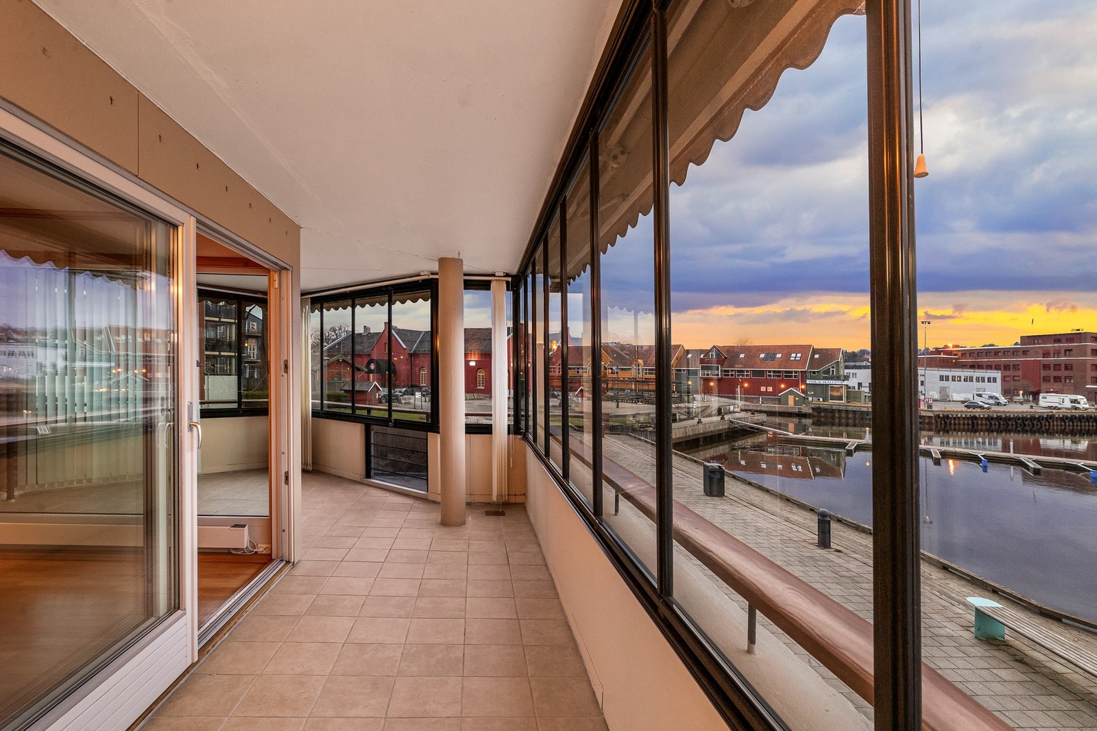 Stuen er et fleksibelt rom med stor skyvedør som åpner opp mot en innglasset balkong på 21 m². Galleribilde