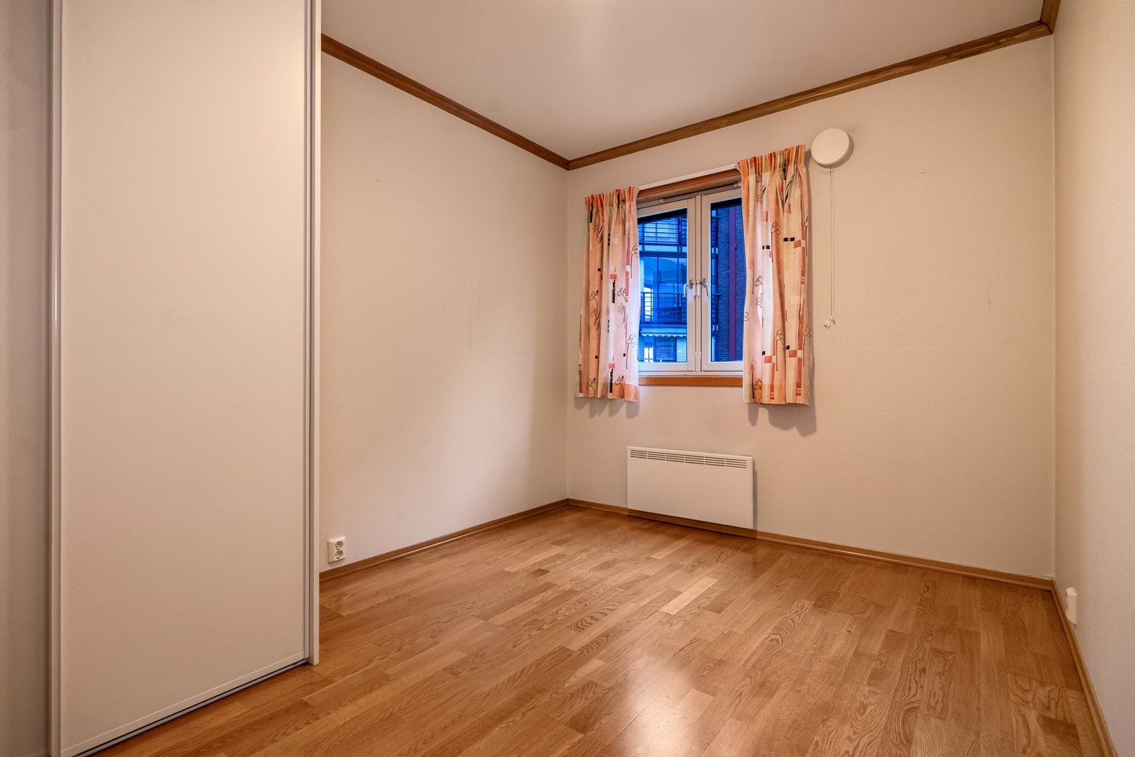 Rommene har god plass til en seng og skrivebord, og er perfekt for deg som ønsker rom med fleksible bruksmuligheter. Galleribilde