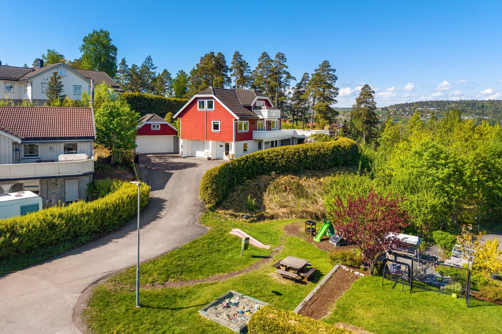 Fin lekeplass like nedenfor eiendommen Galleribilde