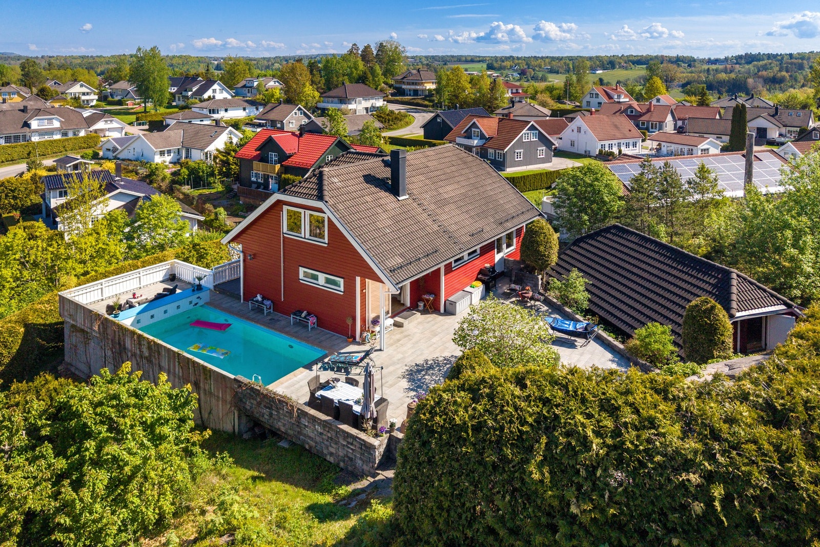 Velkommen til fantastiske Revetalkollen og denne usjenerte og høytliggende eiendommen! Galleribilde
