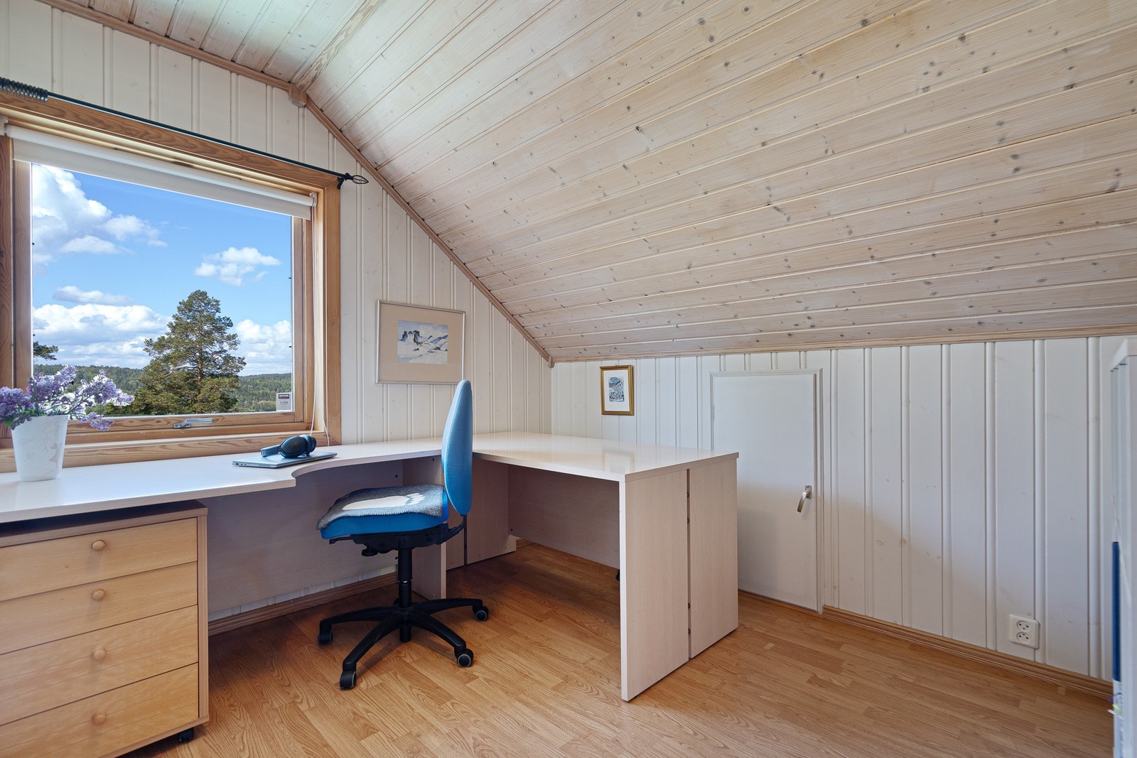 Soverom nr 3 i dag i bruk som hobbyrom/kontor - her er det også kneloft Galleribilde