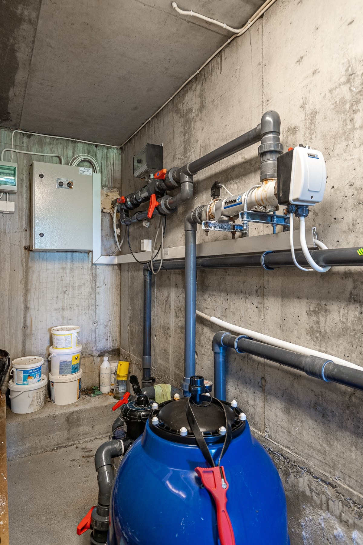 Teknisk rom med automatisk saltvannsdosering, sandfilter, sirkulasjonspumpe, varmekolbe m.m. Det er nevnt enkelte tiltak som bør vurderes som vedlikehold/oppgraderinger. Galleribilde
