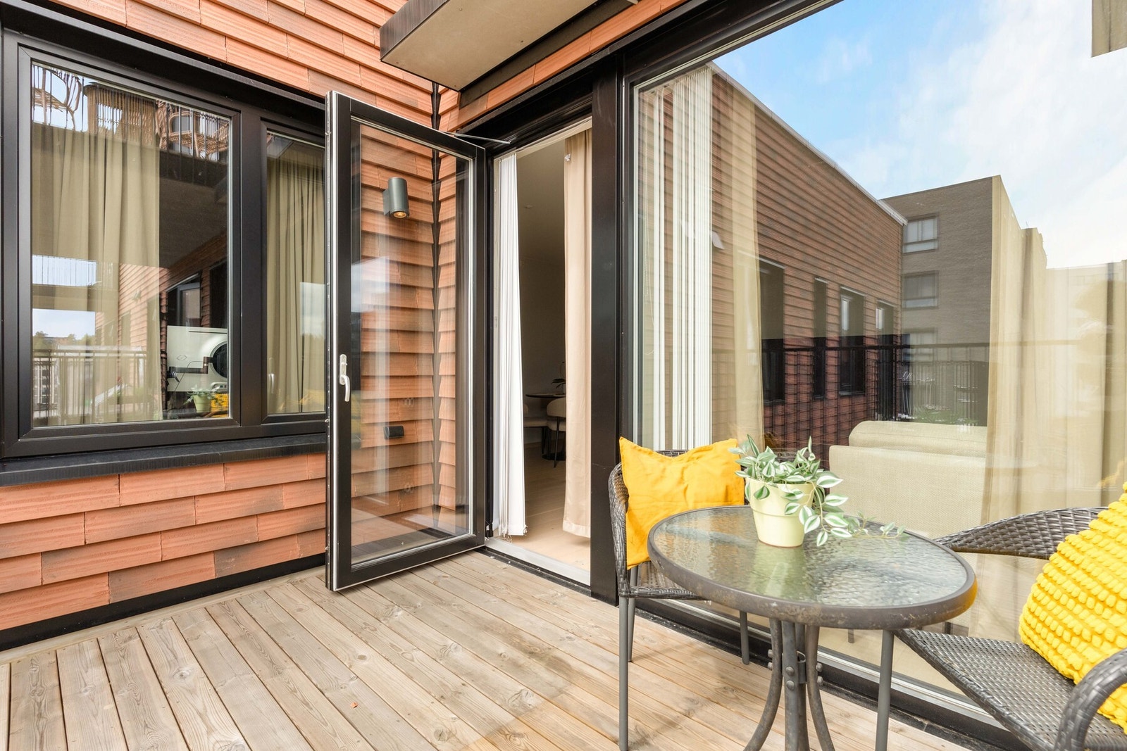 Balkongen er en naturlig forlengelse av stuen. Galleribilde