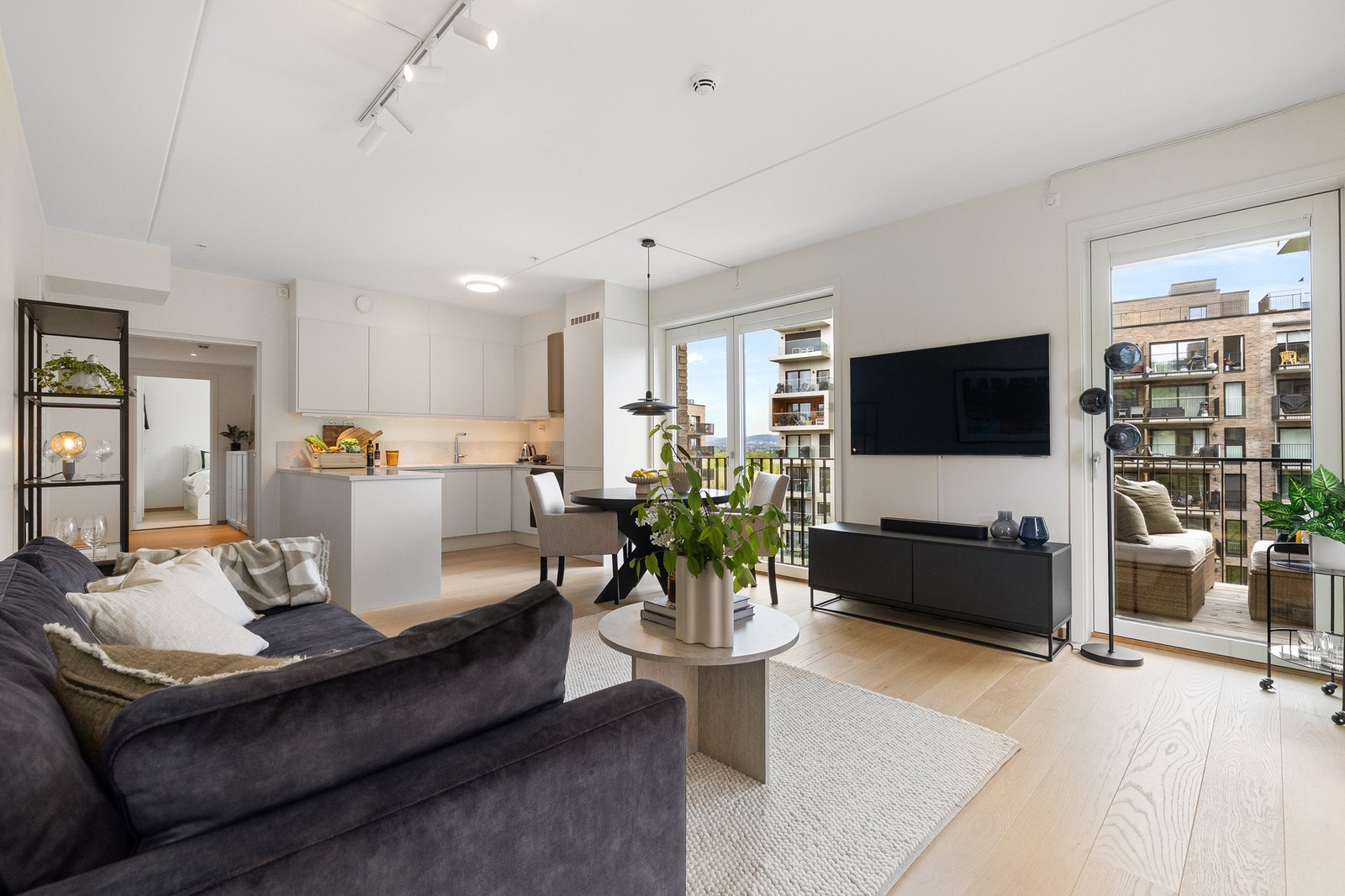 Boligen er på et innvendig bruksareal på hele 73 m2, med generøs takhøyde samt store vindusflater og fritt utsyn. Galleribilde