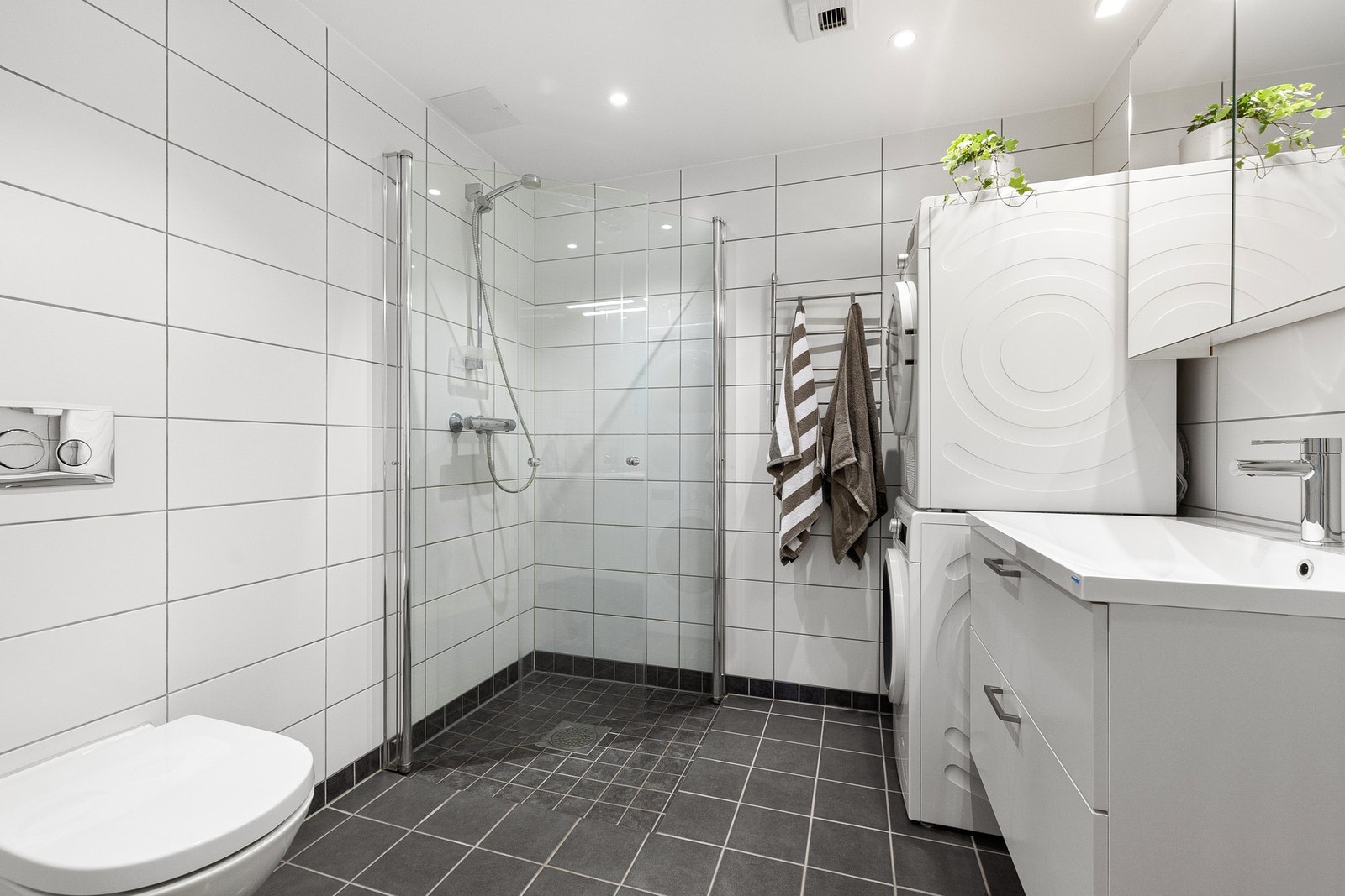 Pent flislagt bad/wc med varmekabler. God plass til vaskesøyle t.v. for den som ønsker det. Galleribilde