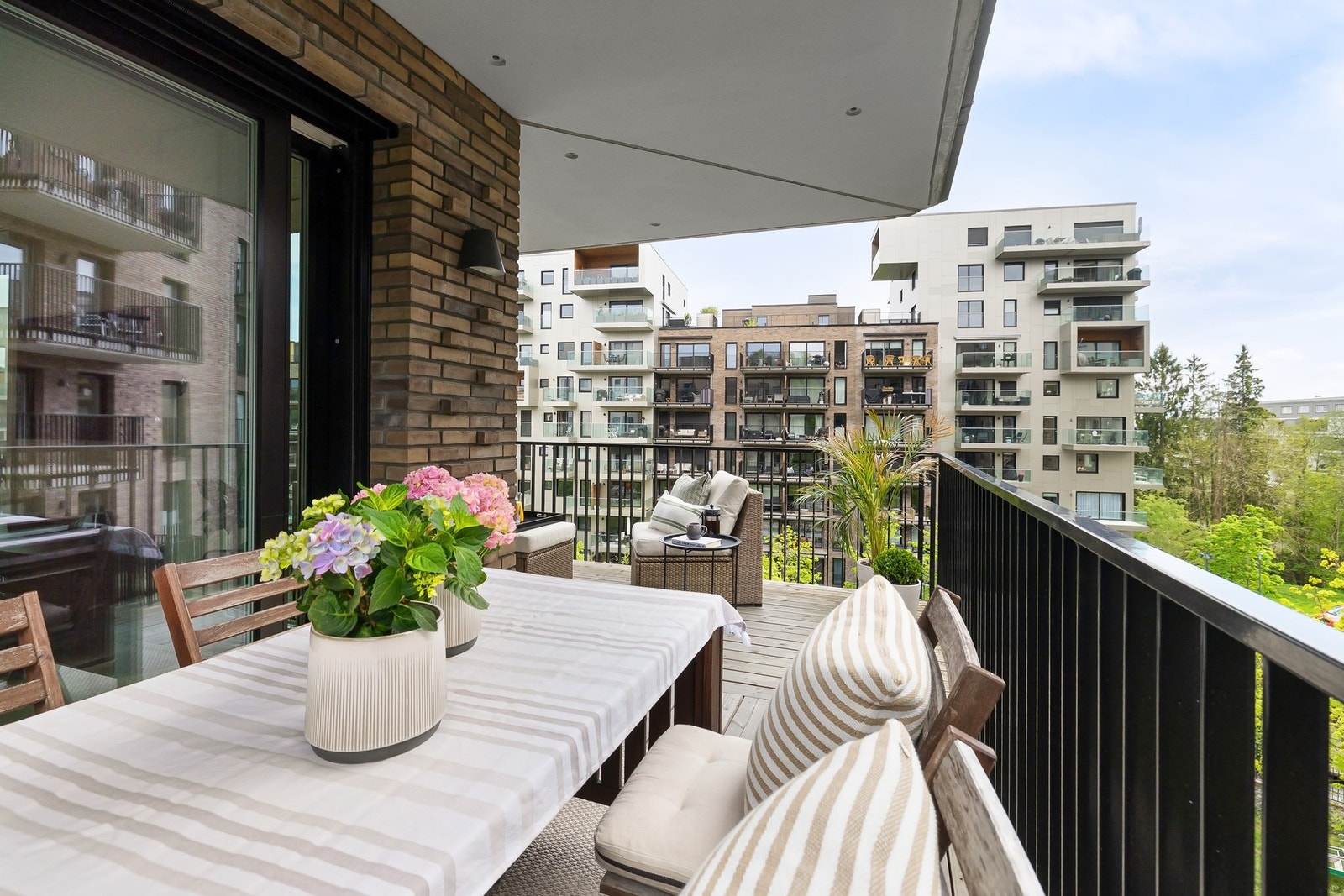 God plass til et stort spisebord, sittegruppe, grill etc. Sol store deler av dagen og utover kvelden. Galleribilde