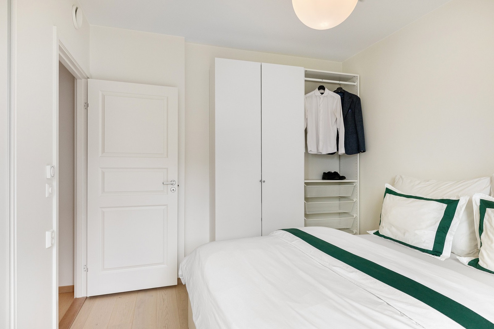 Her er det rikelig med garderobeskap, noe som gir etterlengtet lagringsplass og god oversikt. I tillegg til skapene på bildet, er det også en stor skyvedørsgarderobe på soverommet. Galleribilde