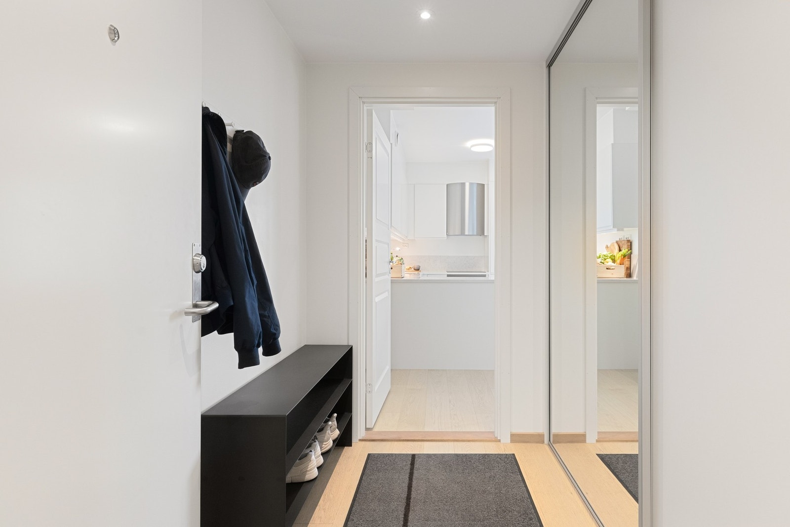 Entré med stor, skyvedørsgarderobe som gir praktisk oppbevaring av både yttertøy og sko. Galleribilde