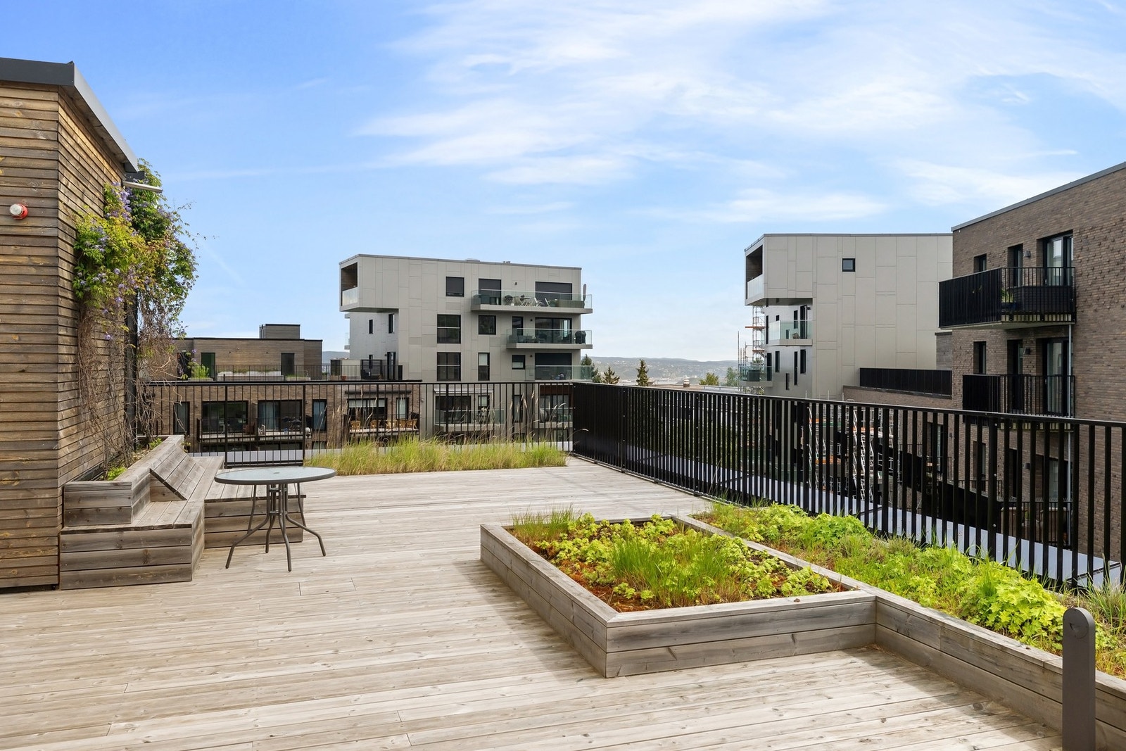 Som en herlig forlengelse av leiligheten, har borettslaget en stor, felles takterrasse, hvor varme sommerdager kan nytes i sosiale lag. Galleribilde