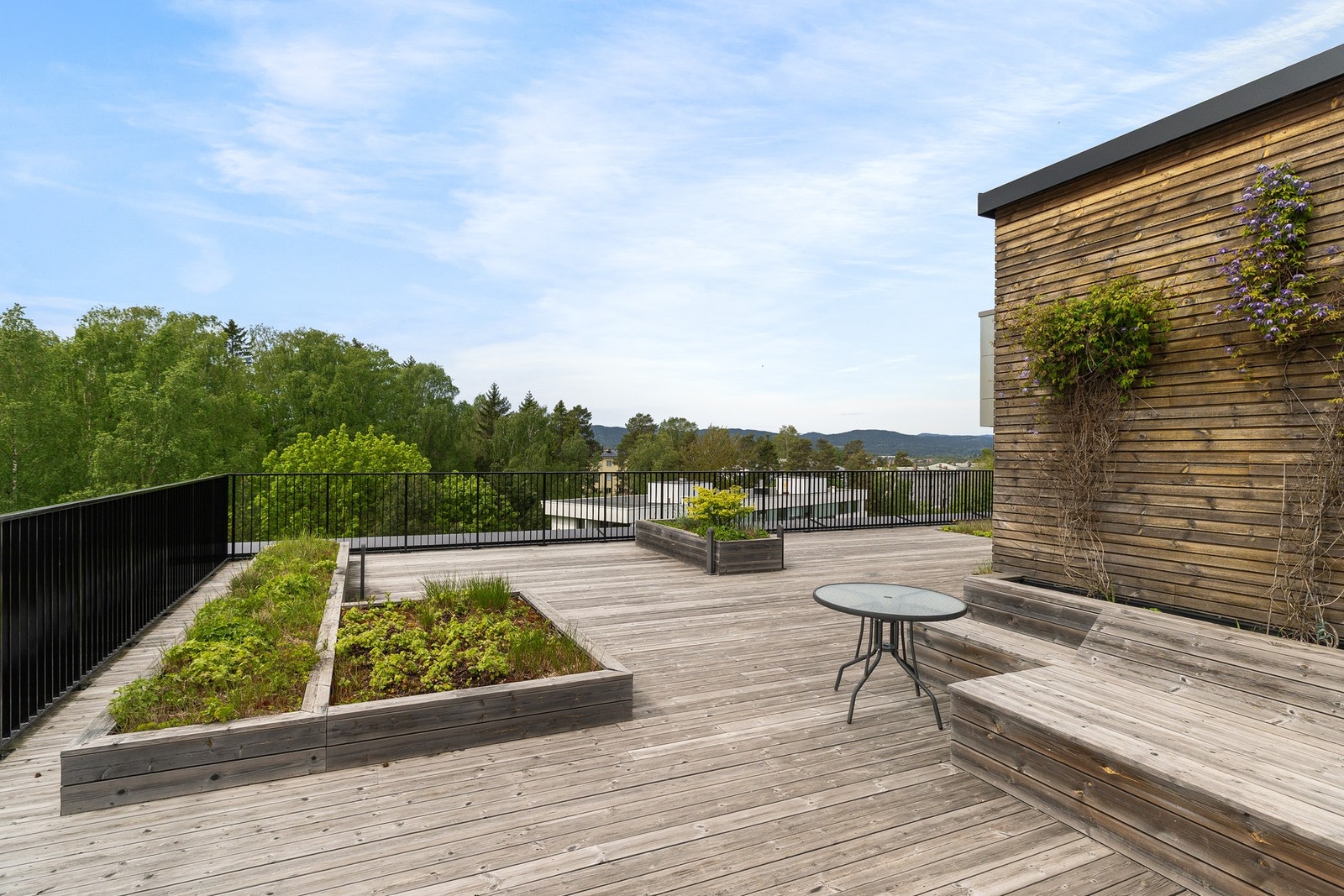 Det er også en felles takterrasse i bygget som byr på godt med bolterplass. Galleribilde