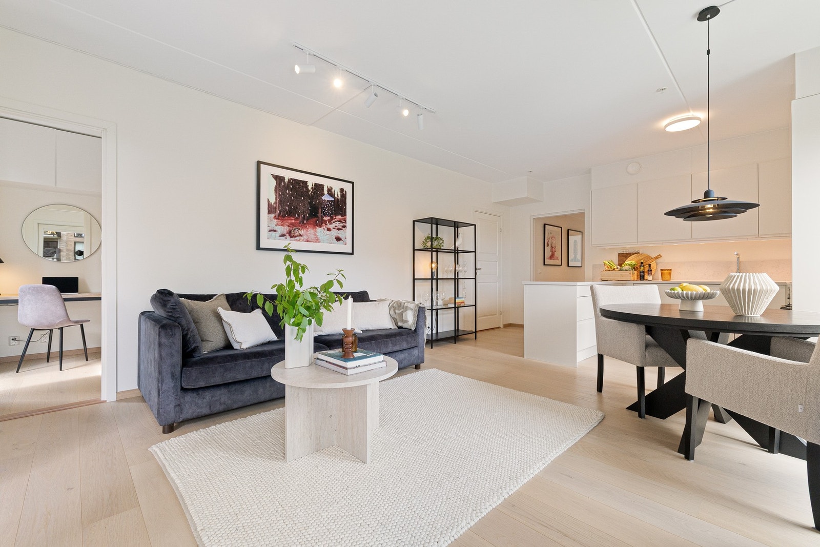 Dette er en svært innbydende og moderne 3-roms leilighet fra 2019, med en standard hvor du kan flytte rett inn. Galleribilde