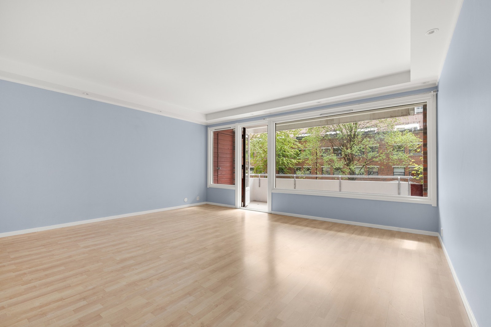 Fra stuen er det utgang til en stor balkong vendt mot bakgården, med god plass til utemøbler og hyggelige sittegrupper - perfekt for avslapning og sosiale sammenkomster. Galleribilde