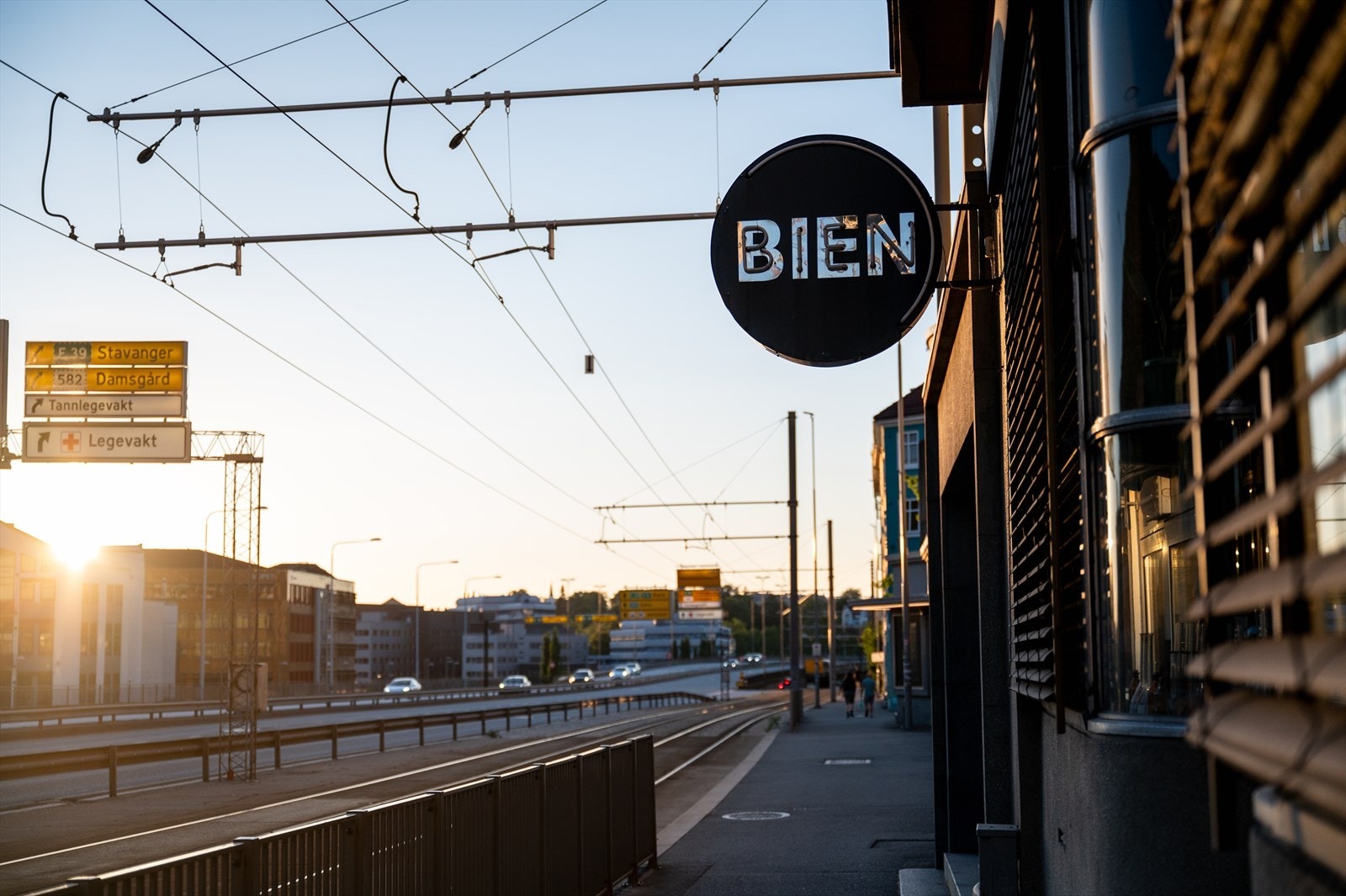 Her bor du med Bien Snackbar, Bien Pizzabar og flere serveringstilbud like i nærområdet. Danmarksplass byr på et urbant og praktisk nærmiljø med kort vei til kaffe, lunsj, middag og sosiale treff i hverdagen. Galleribilde