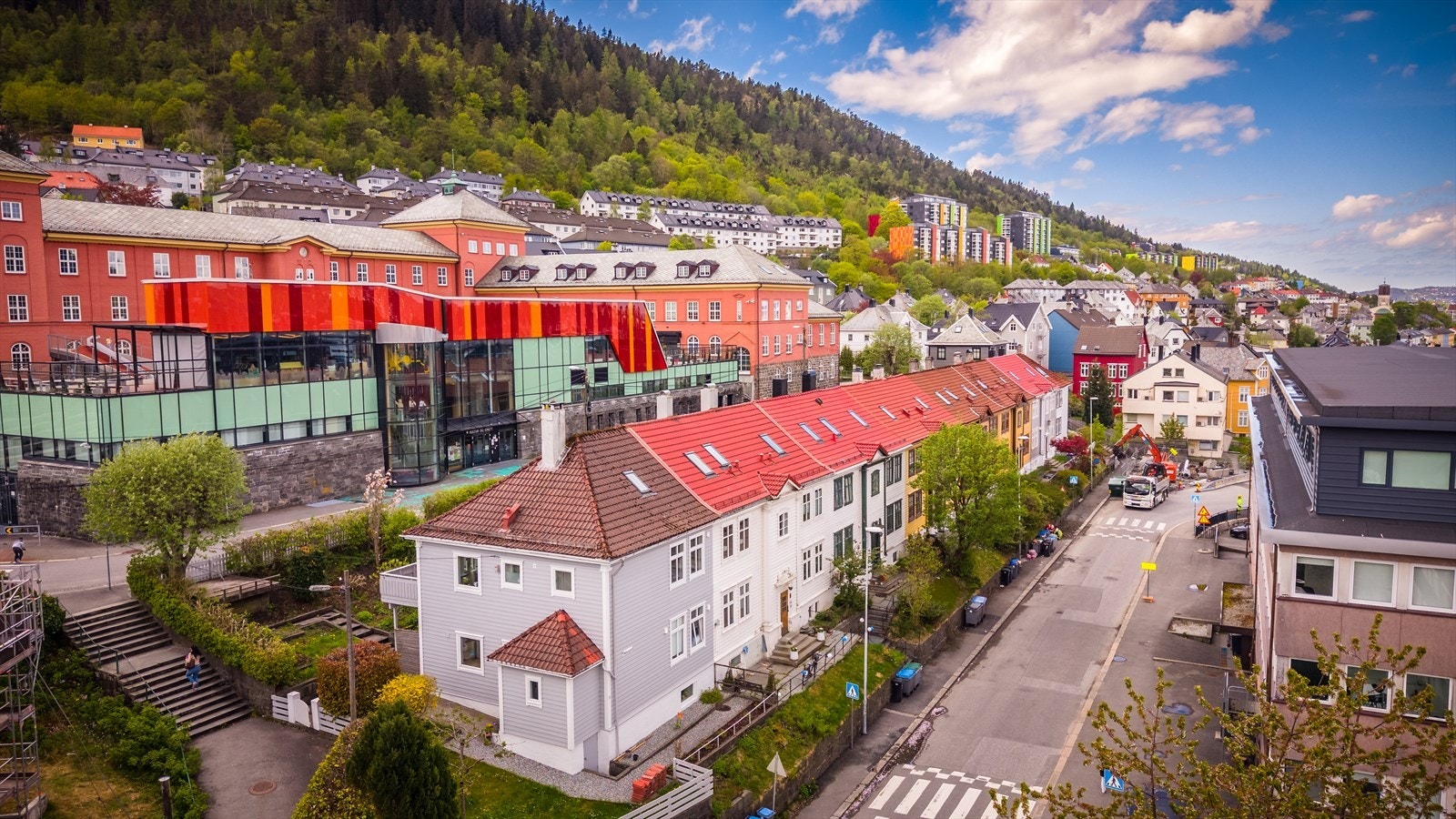 Leiligheten har en attraktiv og sentrumsnær beliggenhet i Bøhmergaten 37, med kort vei til sentrum, buss/bybane, turområder og servicetilbud. Galleribilde