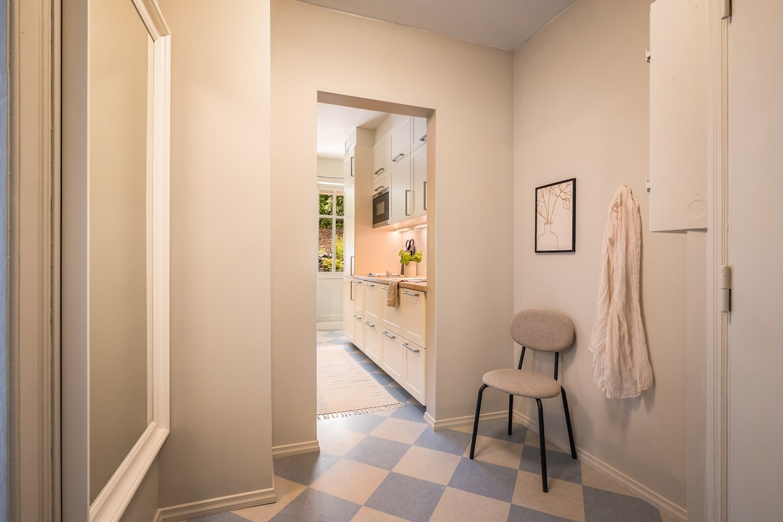 Velkommen inn! Du møtes av en lys og romslig entré. Galleribilde