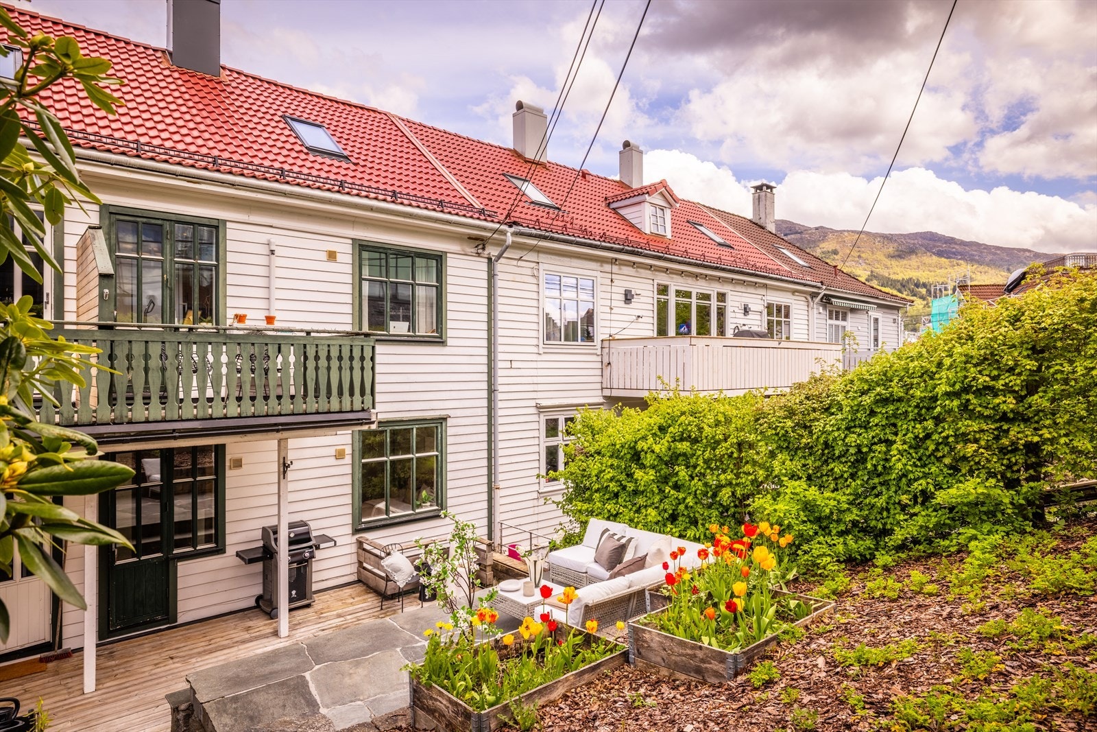 Uteområdet ligger fint til mot byggets bakside og gir en lun ramme rundt boligen. Galleribilde