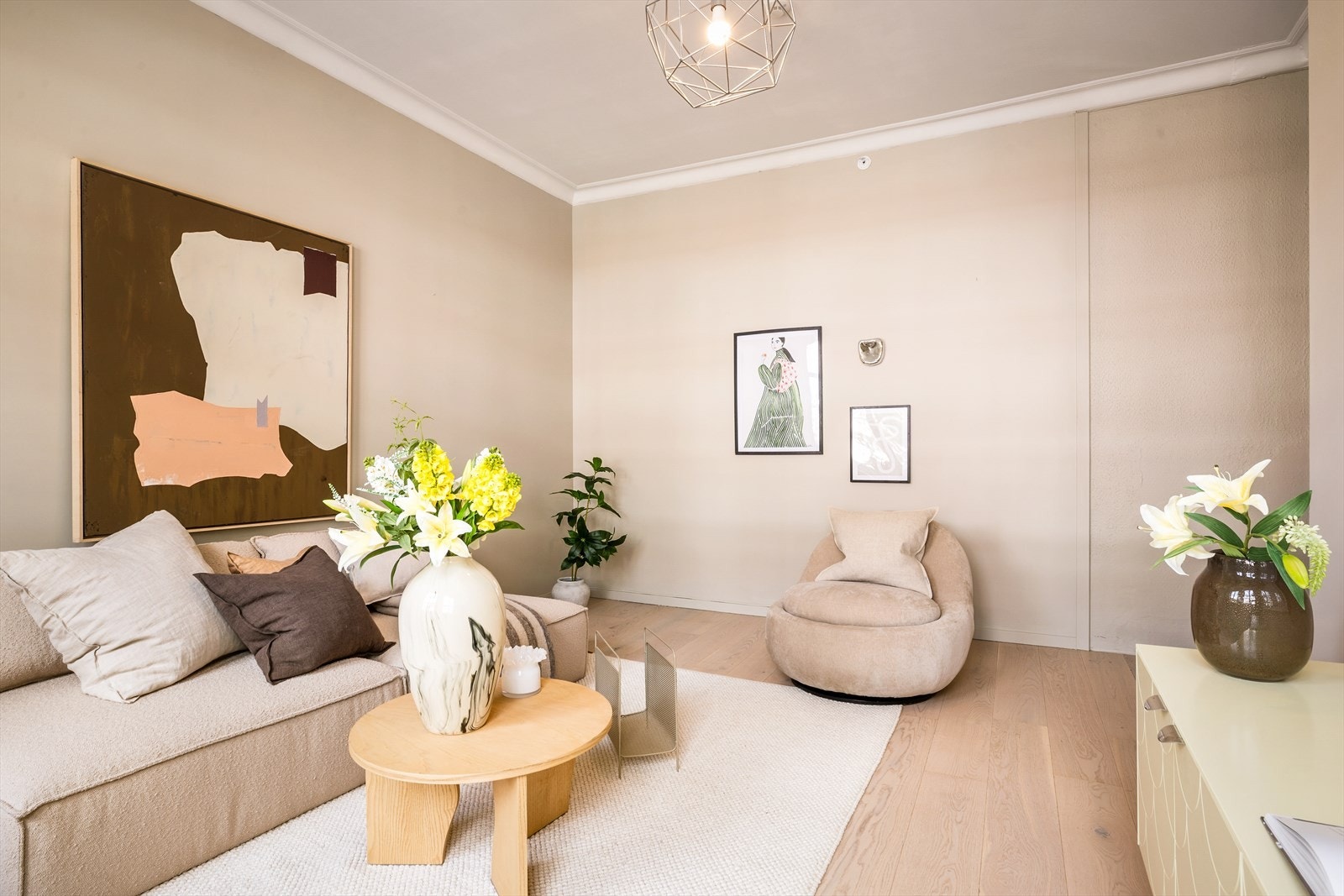 Her er det god plass til sofagruppe og hyggelige kvelder hjemme. Galleribilde