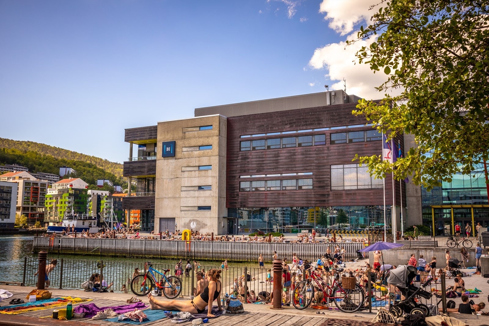 På Møhlenpris finner man blant annet badestranden med BI, Cornerteateret, Bergen Kaffebrenneri, Møllaren Cafe´ & Bar, søndagsåpen butikk og mye mer. Galleribilde