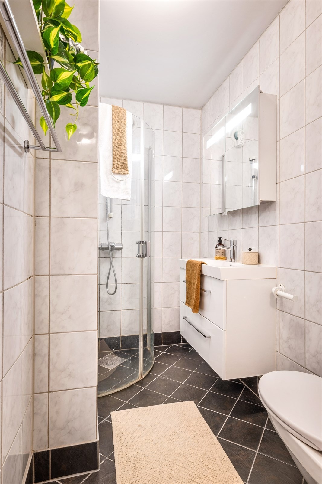 Badet har elektriske varmekabler og elektrisk vifte. Galleribilde