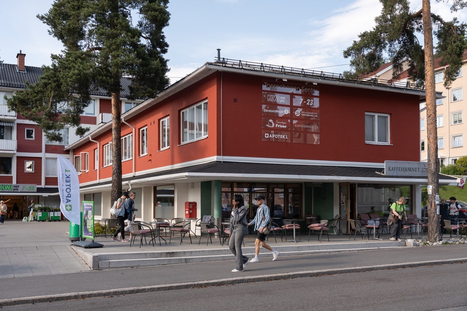 Leiligheten ligger rett ved Tonsen torg med dagligvarebutikk, samt kafè og apotek. Galleribilde