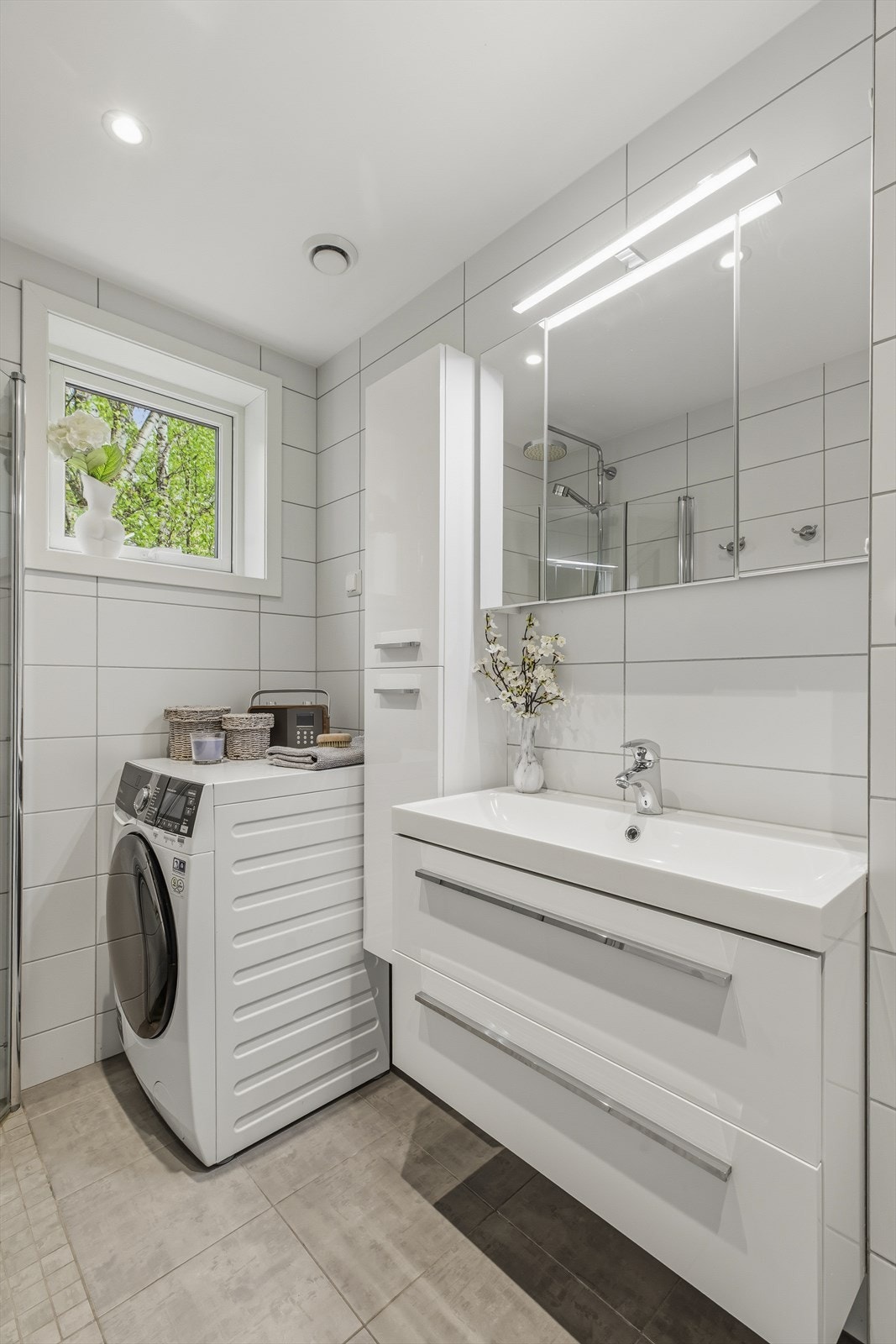 Badet fremstår tidsriktig med enkle fargevalg. Galleribilde