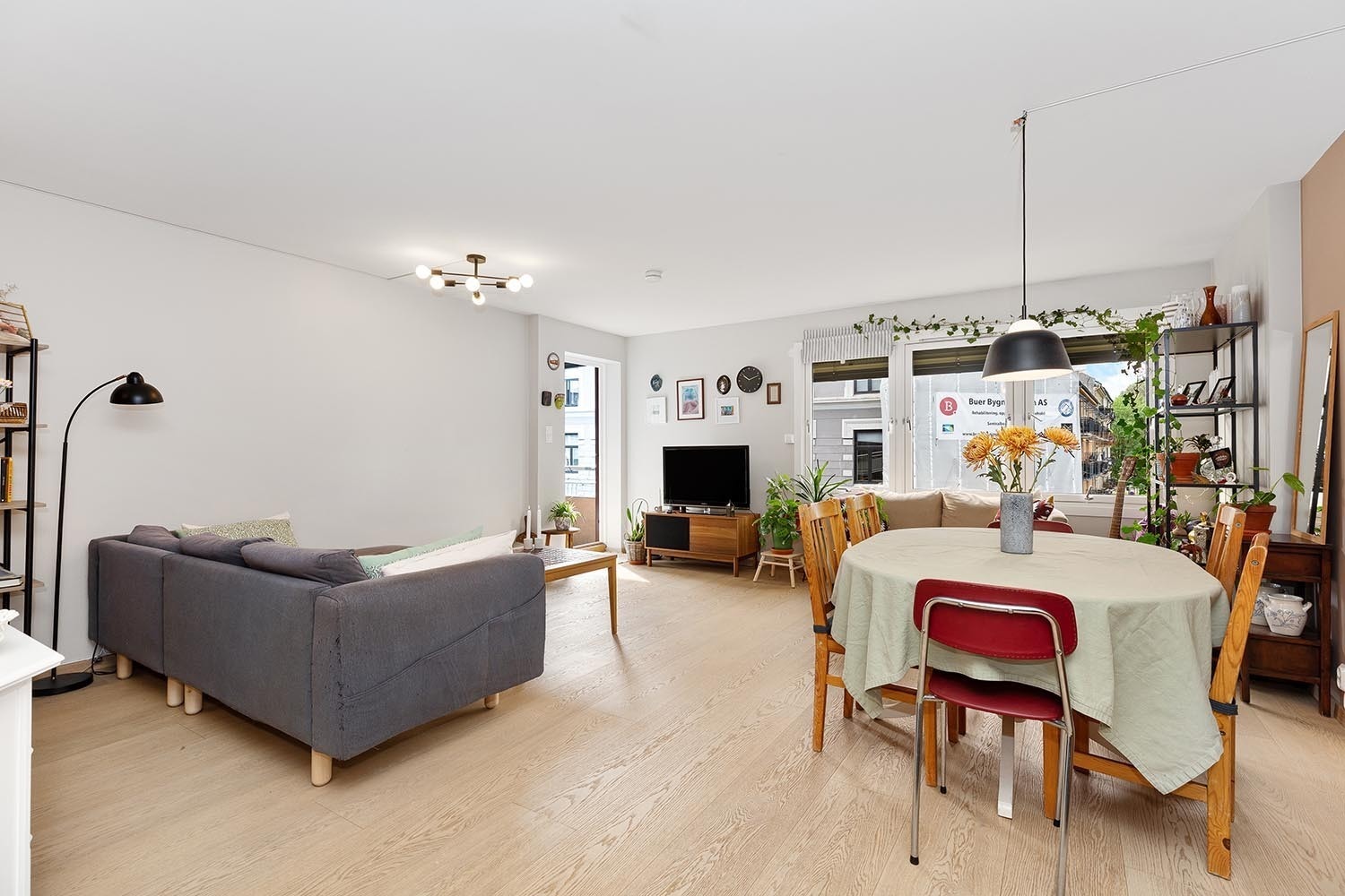 Plass til spisebord og utgang mot balkong Galleribilde