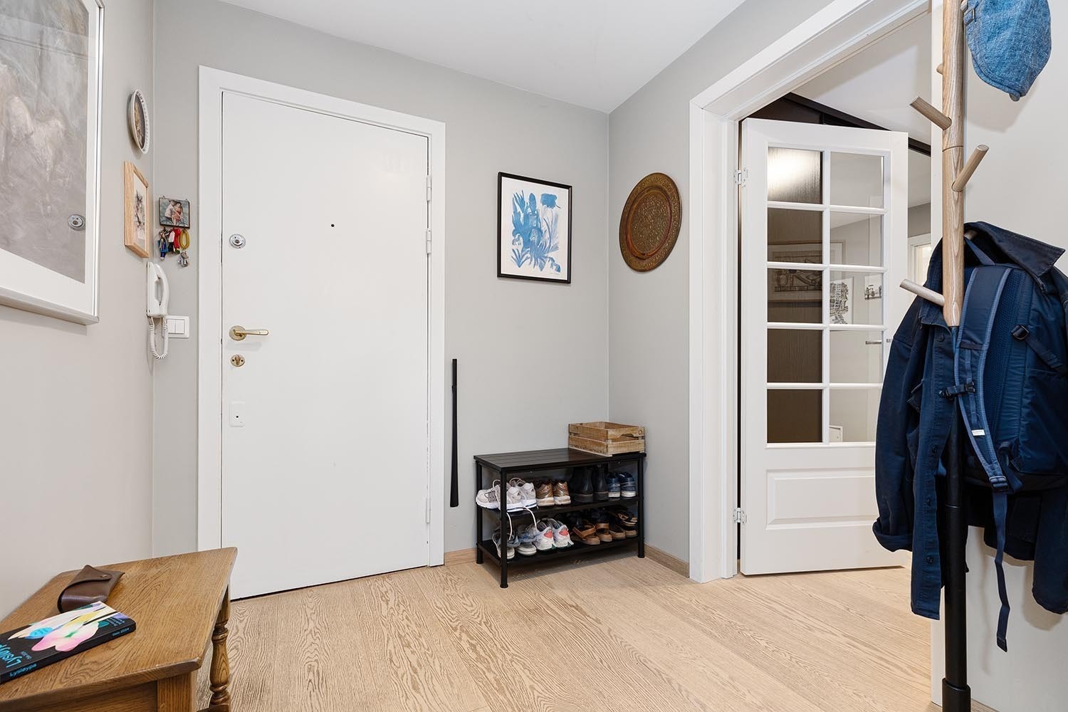 Entre med plass til skohylle og oppbevaring av yttertøy Galleribilde