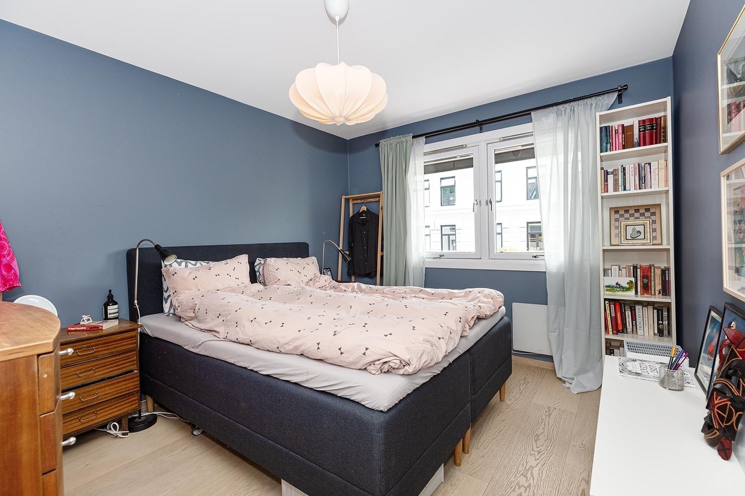 Hovedsoverom med plass til dobbeltseng og garderobeskap Galleribilde