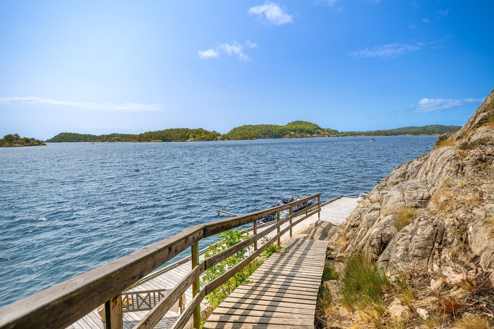 Nede ved sjøen er det brygge med god dybde. Denne er delt i to, nabohytten eier den ene delen. Galleribilde