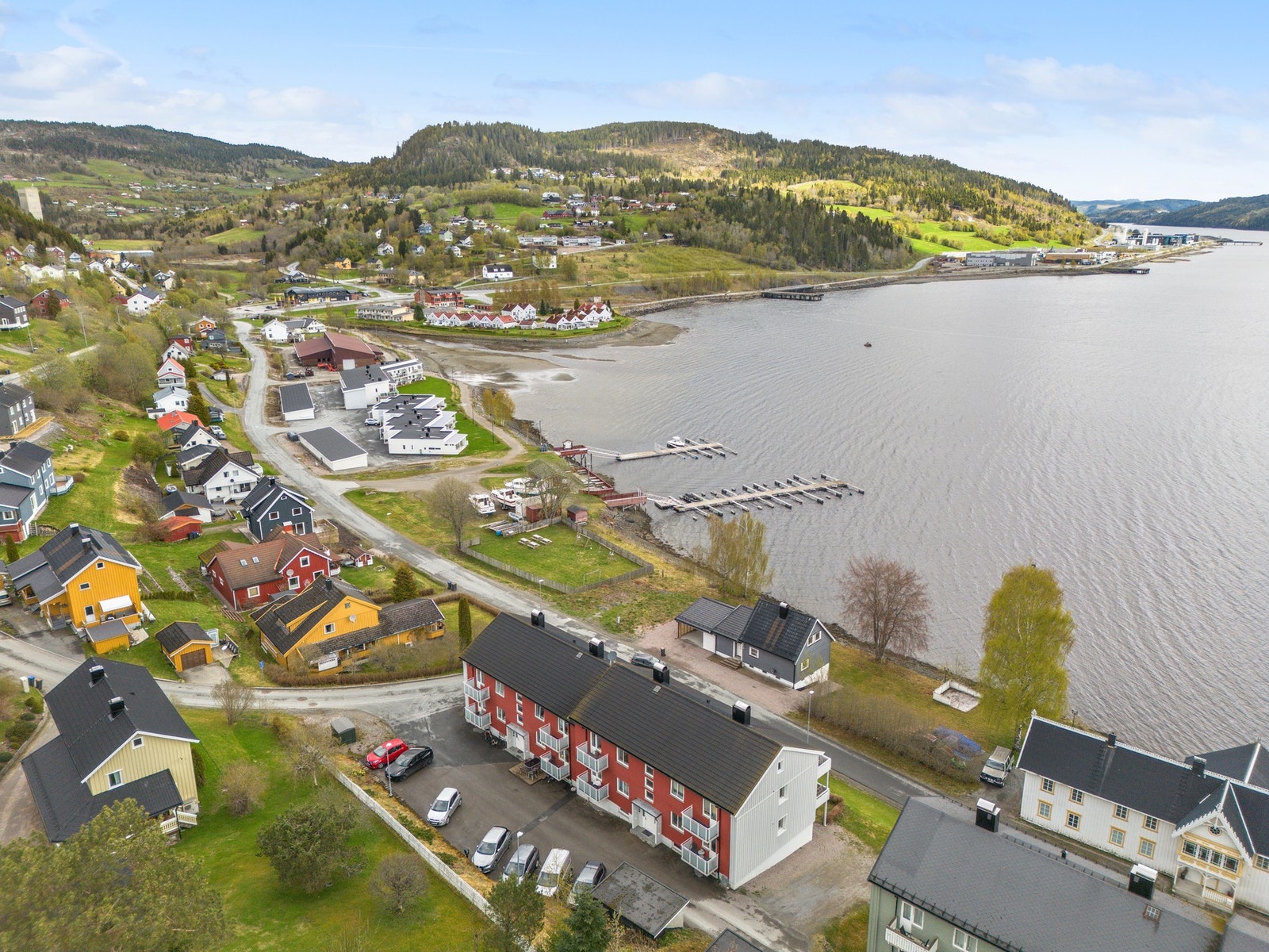 En velholdt leilighet i byggets øverste etasje. Sentral beliggenhet på Malm. Galleribilde