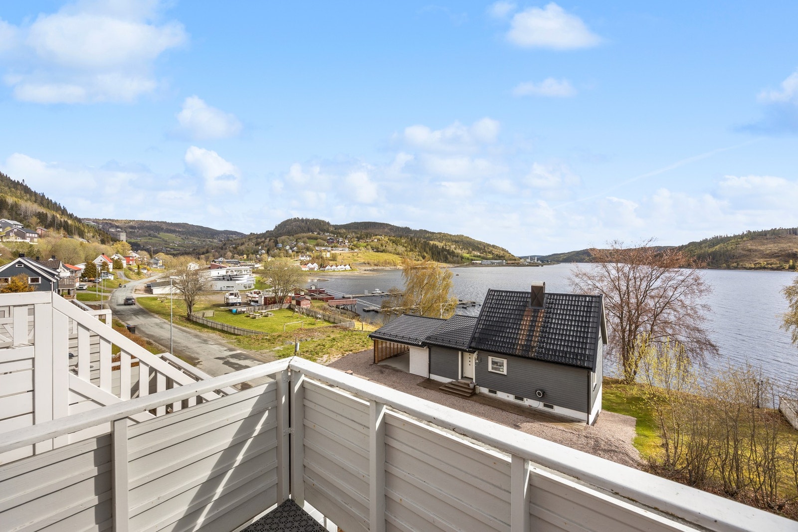 Fra stuen er det utgang til balkong. Galleribilde