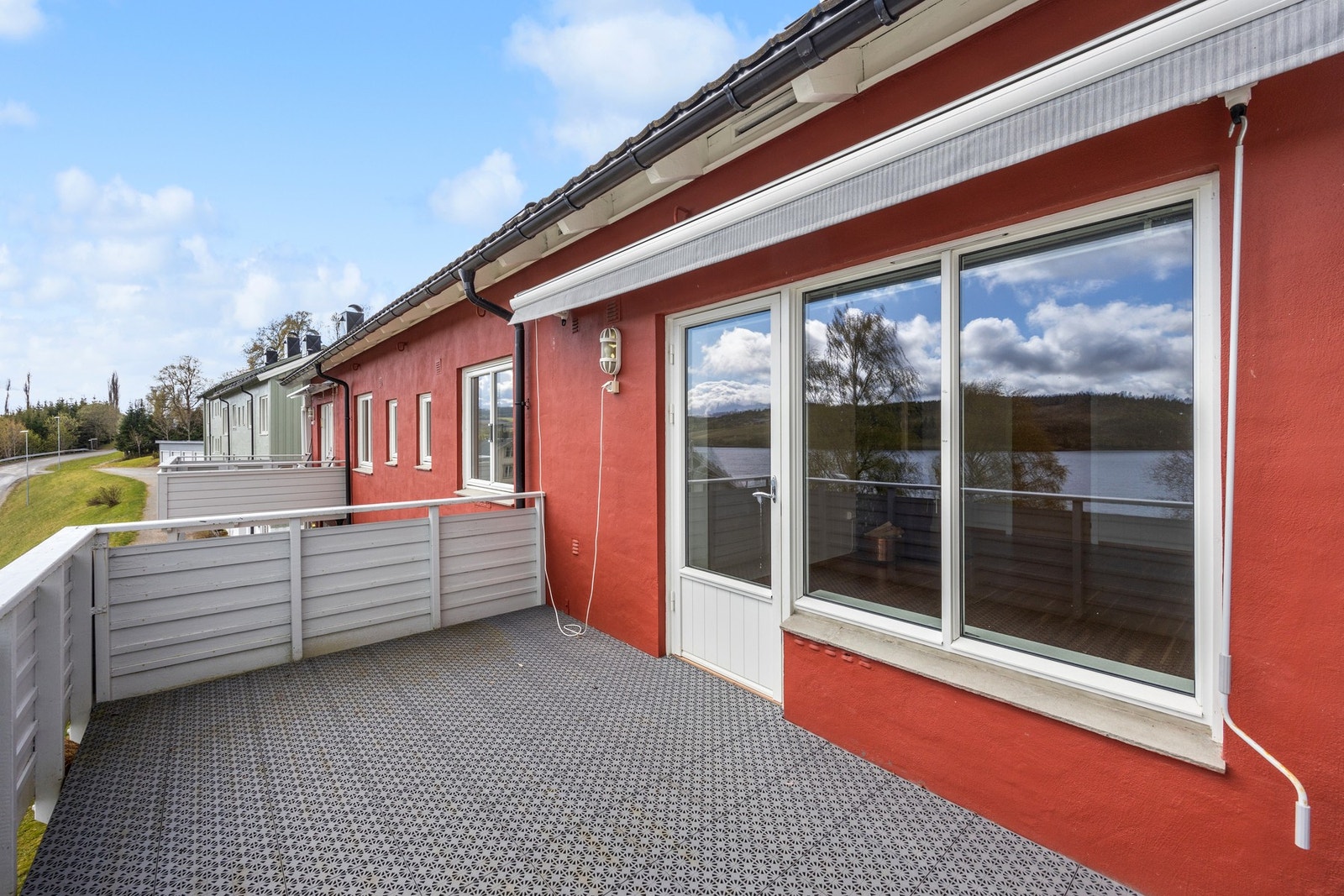 God plass for utemøblement. Galleribilde