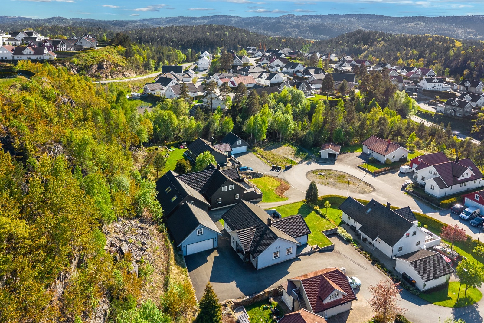 Eiendommen ligger i en rolig del av Ovelandsheia boligfelt. Nesten innerst i en blindvei. Kort vei igjennom skogen til Aktivitetspark. Galleribilde