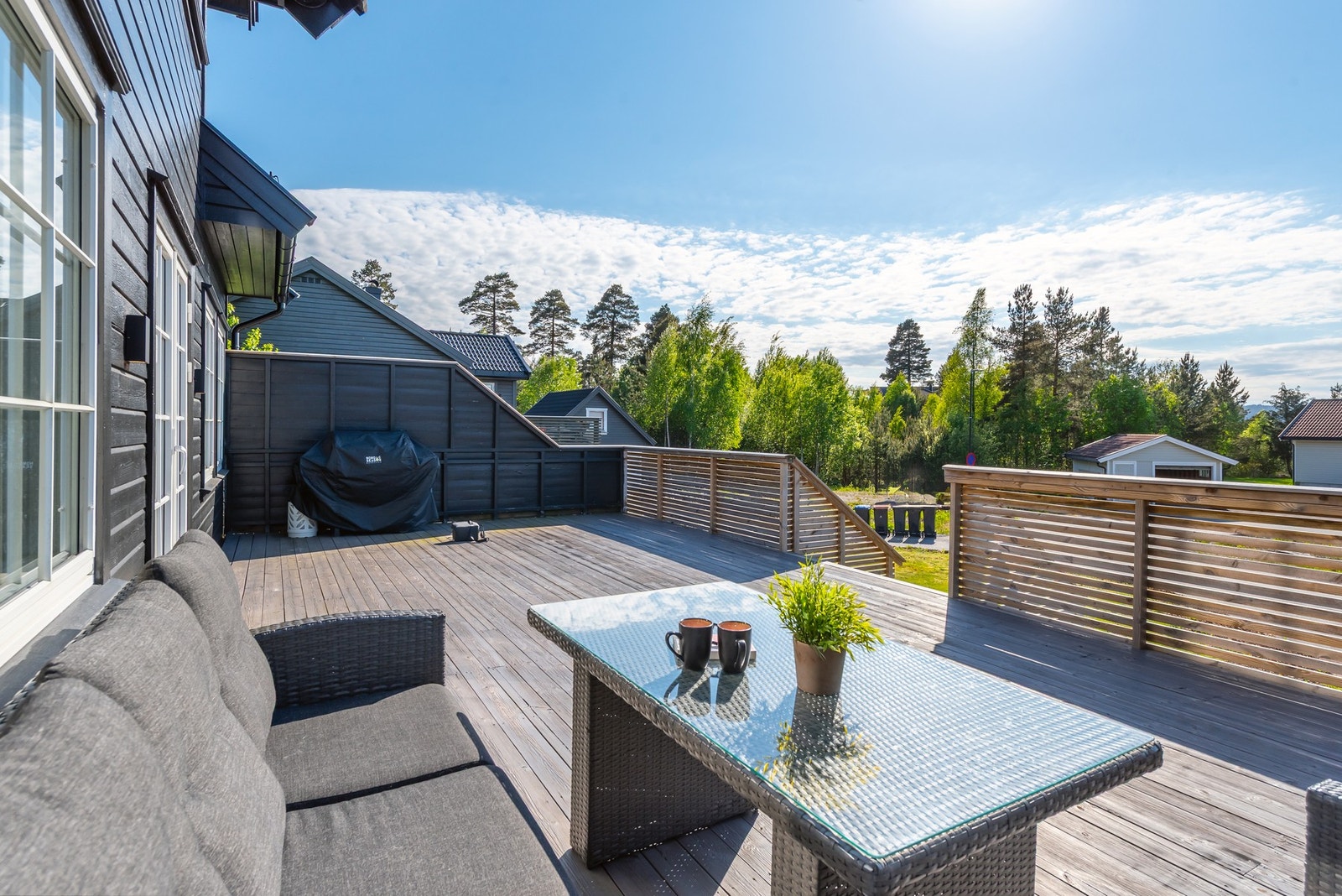 Kveldssol til ca. 22.00 på terrassen. (Midtsommerstid) Galleribilde