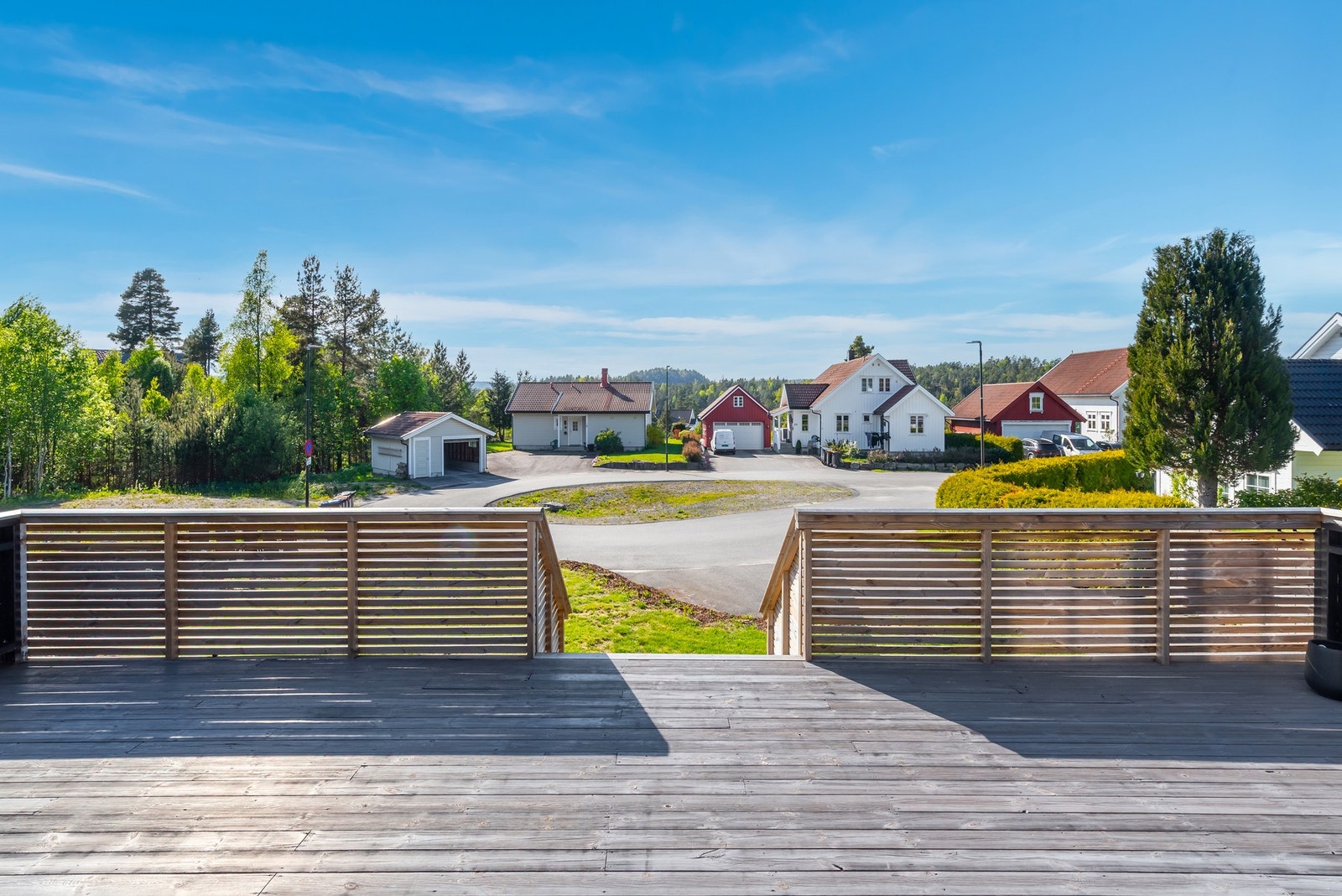 Romslig terrasse med gode solforhold. Galleribilde