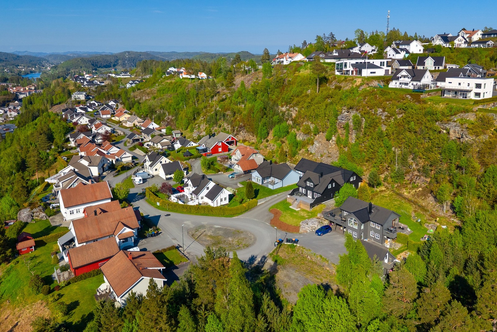 Boligen ligger i et rolig og veletablert boligområde uten gjennomgangstrafikk. Galleribilde