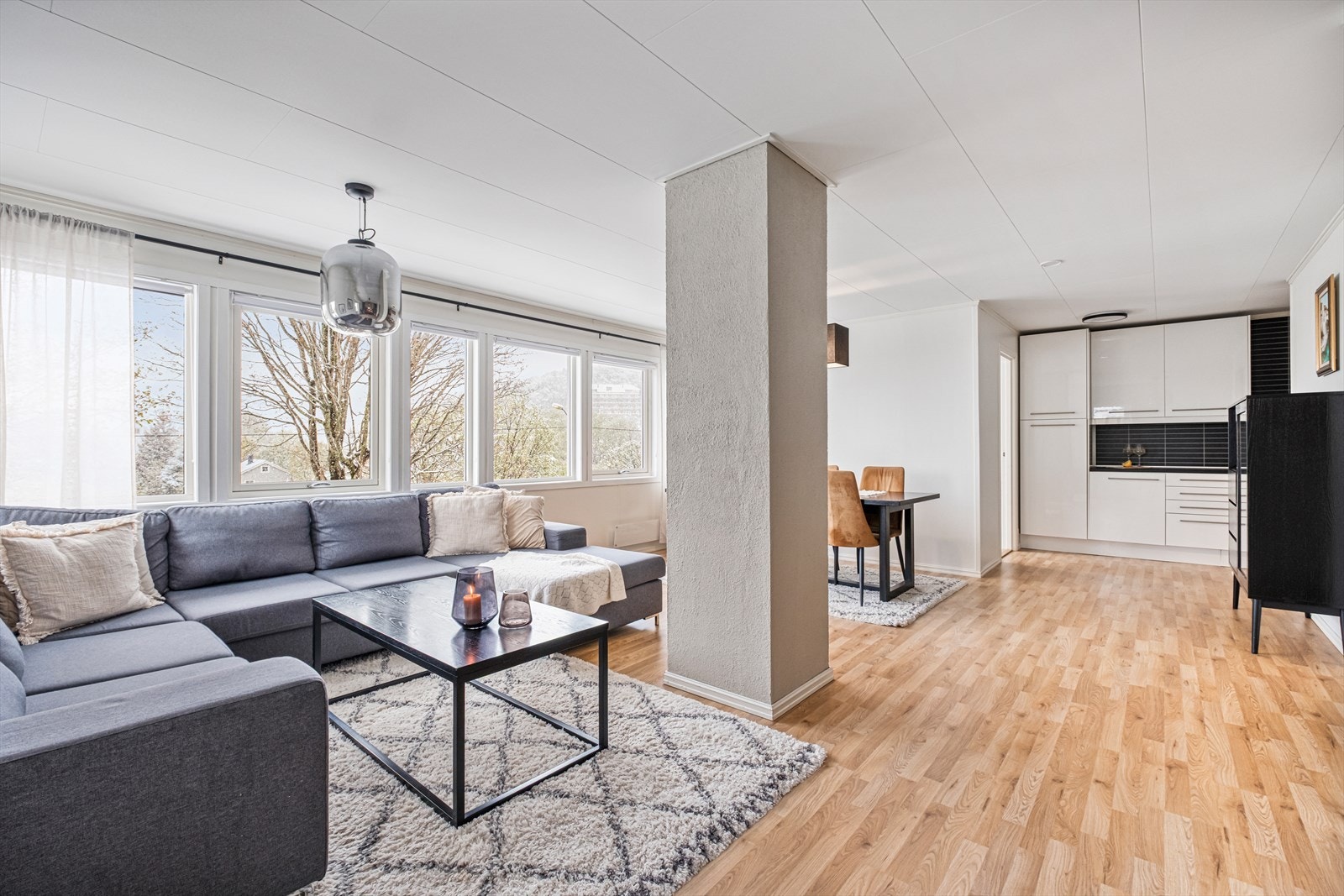 De store vindusflatene gir rikelig med naturlig lysinnslipp. Galleribilde