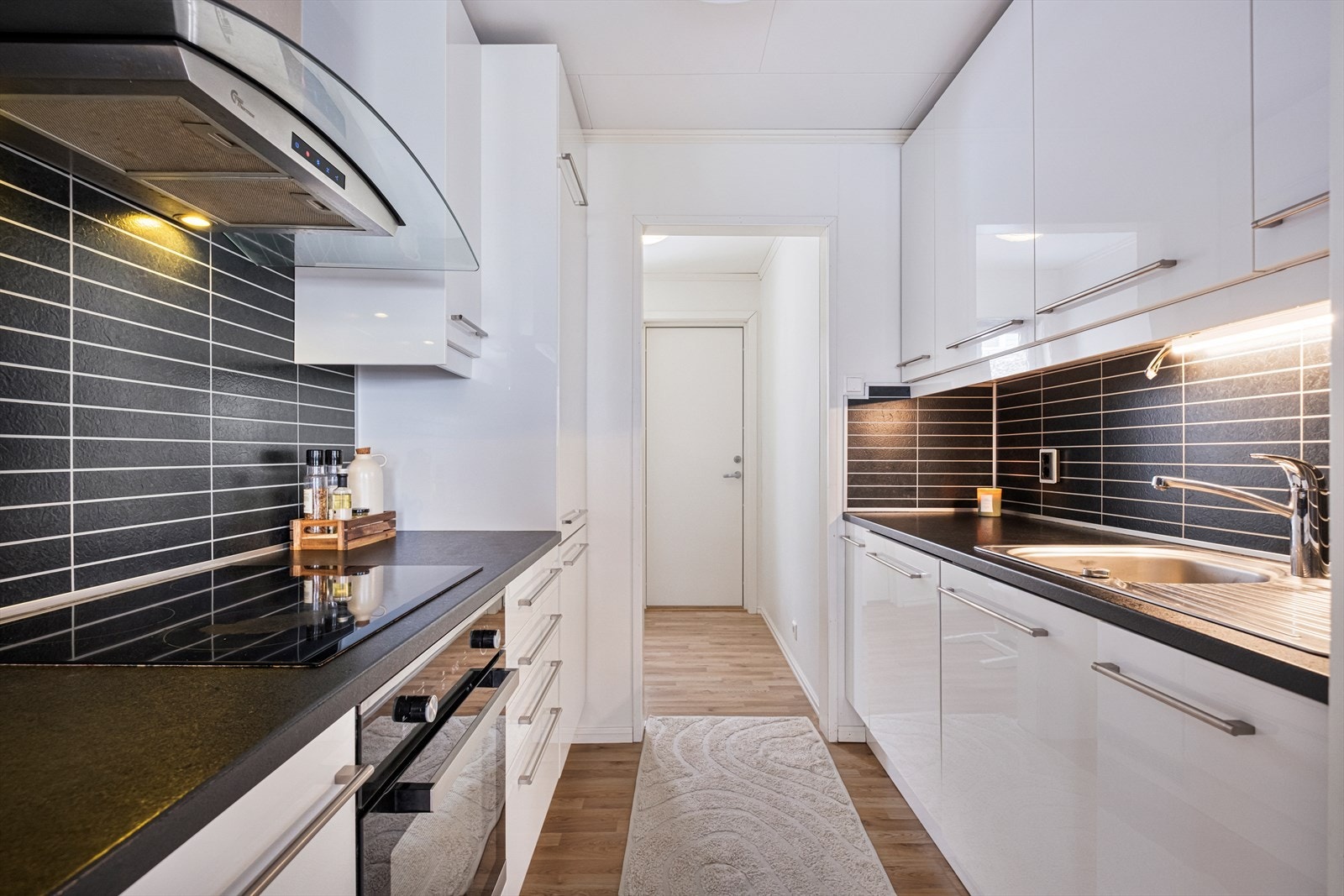 Kjøkkenet er utstyrt med kjøl/fryseskap, oppvaskmaskin, platetopp og stekeovn. Galleribilde