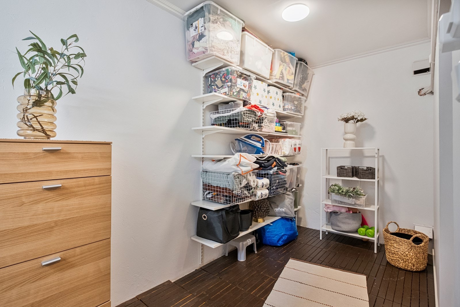 Bod med hyller og skap gir gode muligheter for organisering og lagring. Galleribilde