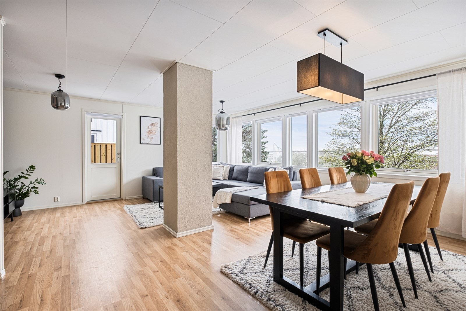 Plasseringen av spiseområdet gir en fin overgang til stuen og kjøkkenet. Galleribilde