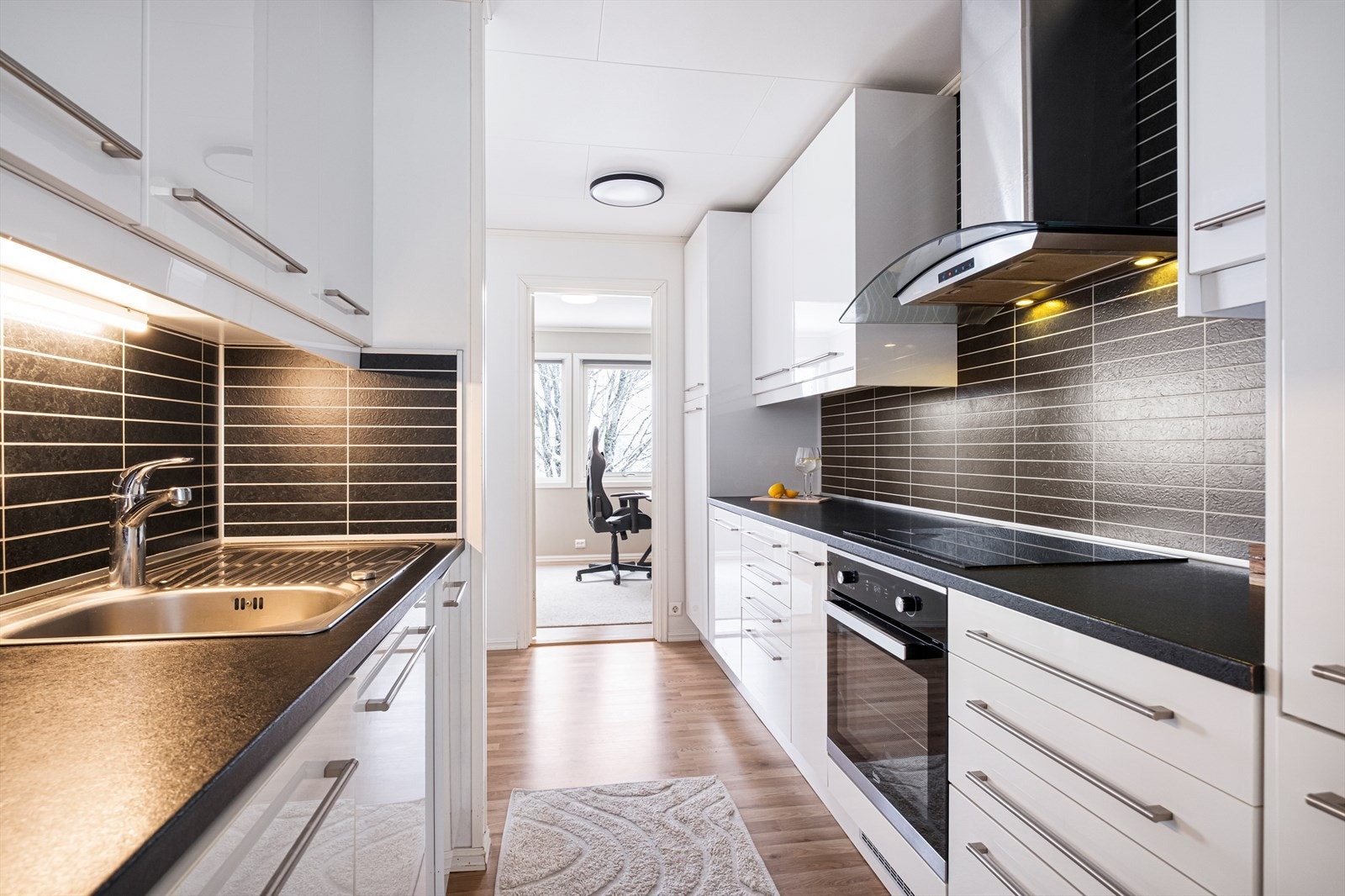 Benkeplaten er av laminat. Over benkeplate er det montert kitchenboard-plater. Galleribilde