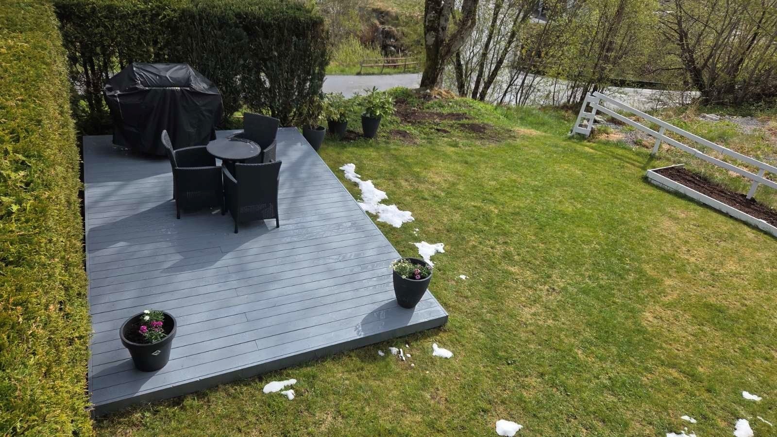 Terrassen er godt integrert med hageområdet og gir mulighet for utendørs møblering og aktiviteter. Galleribilde