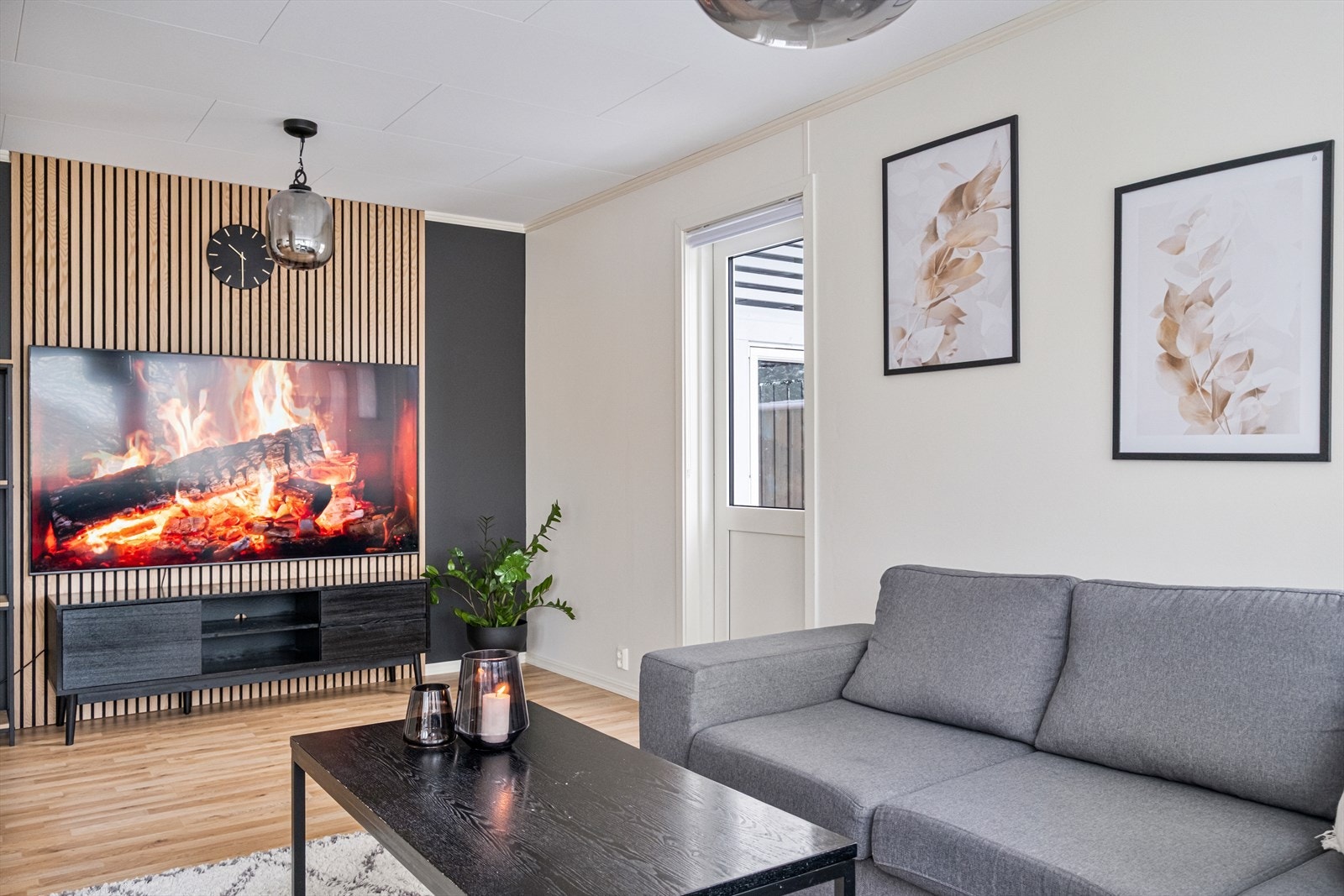 En flott og modernisert rekkehusbolig med sentral beliggenhet i Brattvåg. Galleribilde