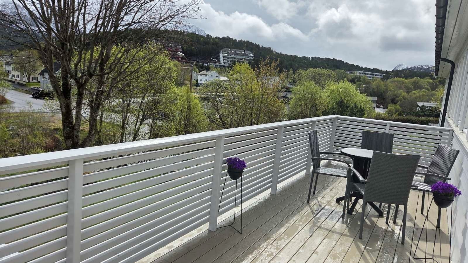 Veranda med utgang fra stuen. Galleribilde