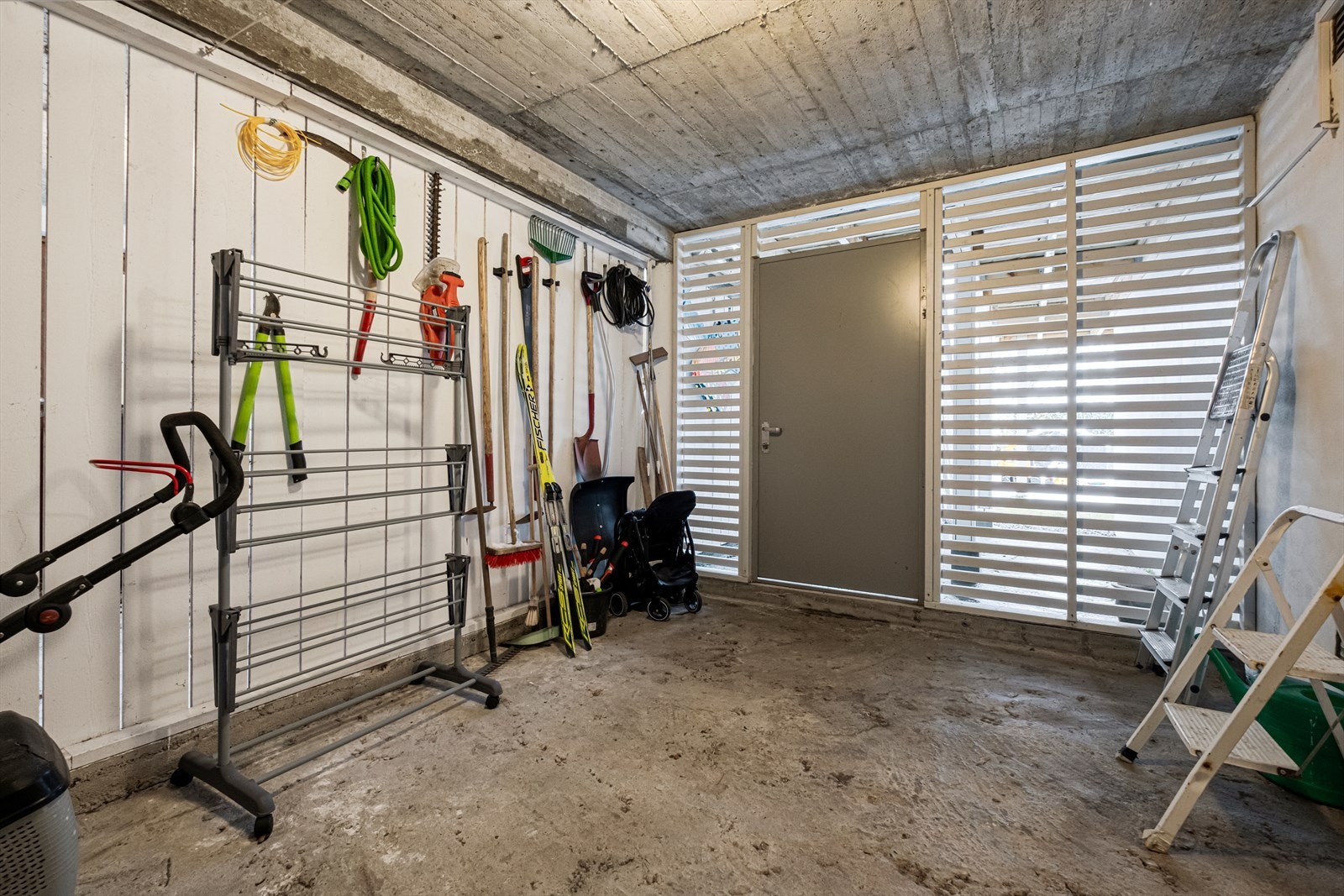 Romslig utvendig bod, med rikelig lagringsplass. Galleribilde